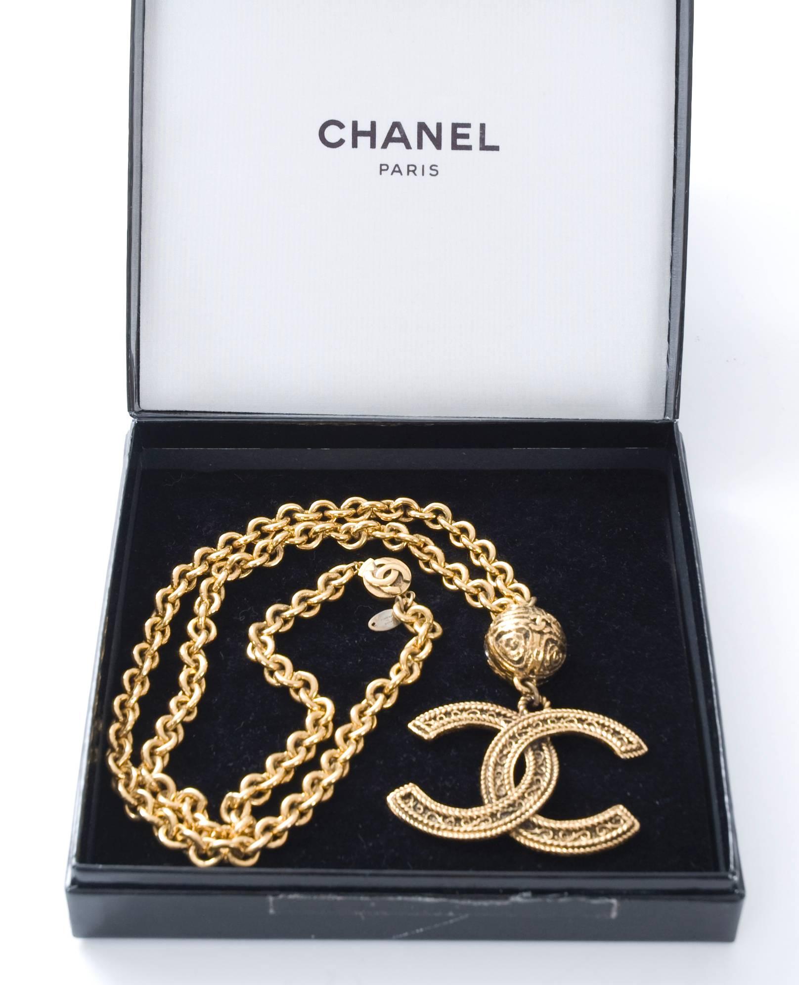 Chanel Paris long statement goldplated chain and oversized CC logo pendant with ball detail. 
Year stamp 1985.
Measurement: 15