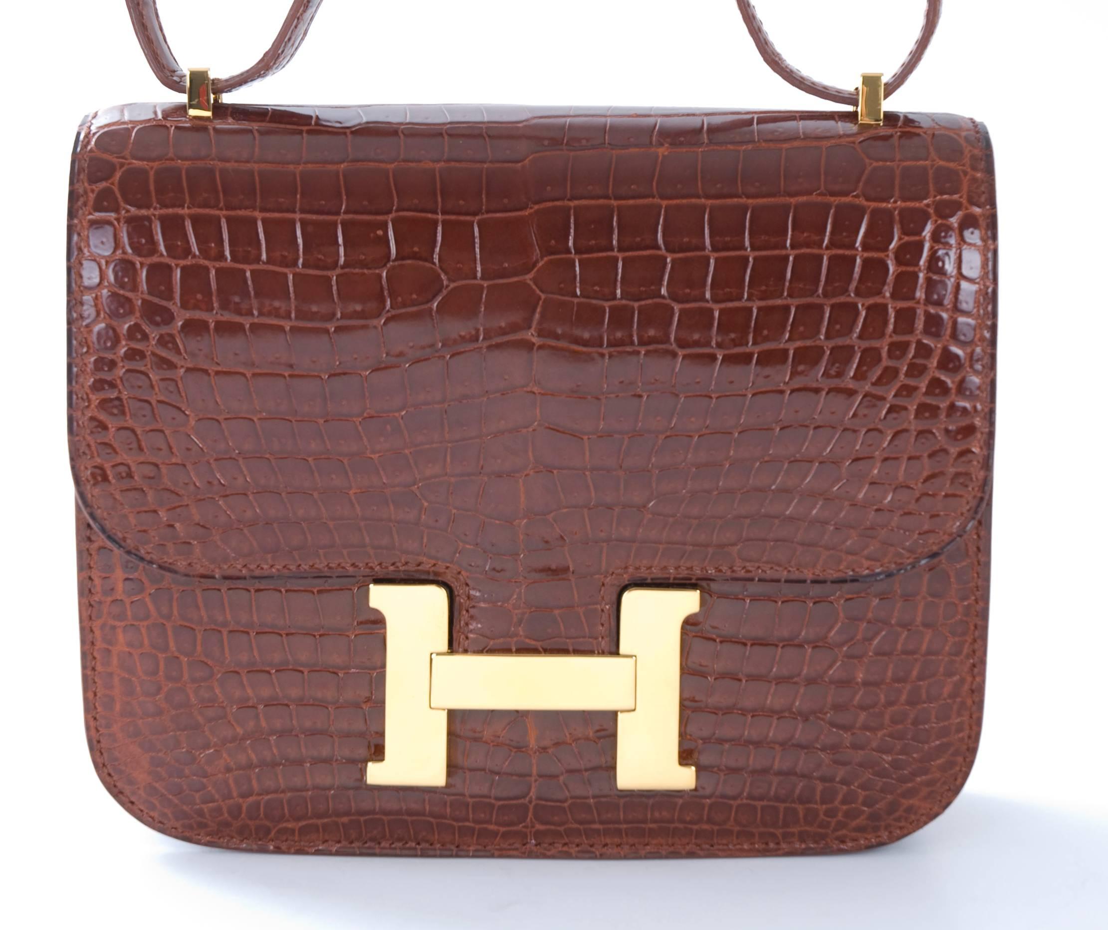 Hermes 18cm mini Constance bag double gusset shiny porosus crocodile in color cognac.
Excellent condition - only a few scratches on the gold hardware.
Clean inside and out.
Stamp: A in a square from 1997.
Next to the Hermes Paris Stamp, a Caret