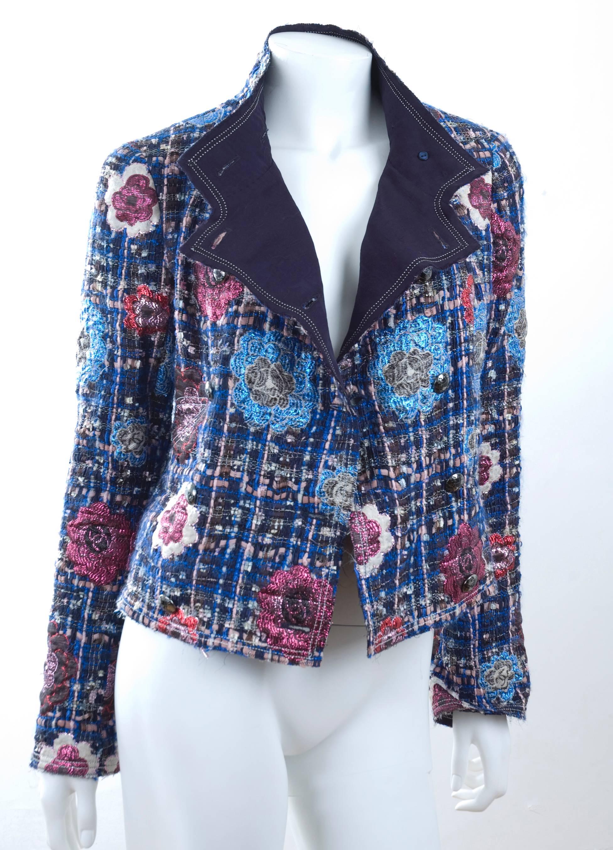 2008 Chanel Jacket with Metallic Camellias in Blue and Pink. In Excellent Condition For Sale In Hamburg, Deutschland