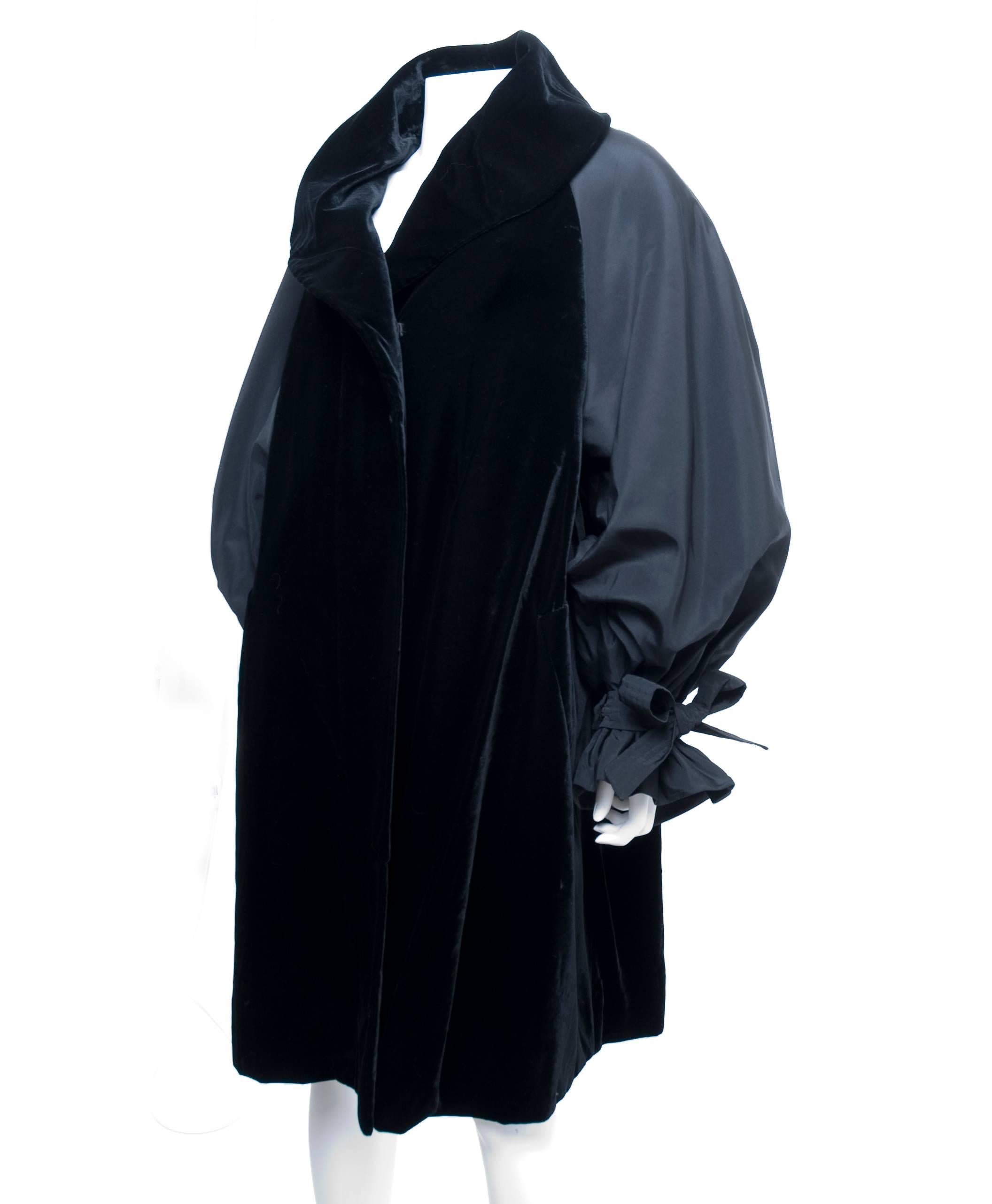 Vintage 90's Christian Lacroix Black Velvet Oversized Coat In Excellent Condition For Sale In Hamburg, Deutschland