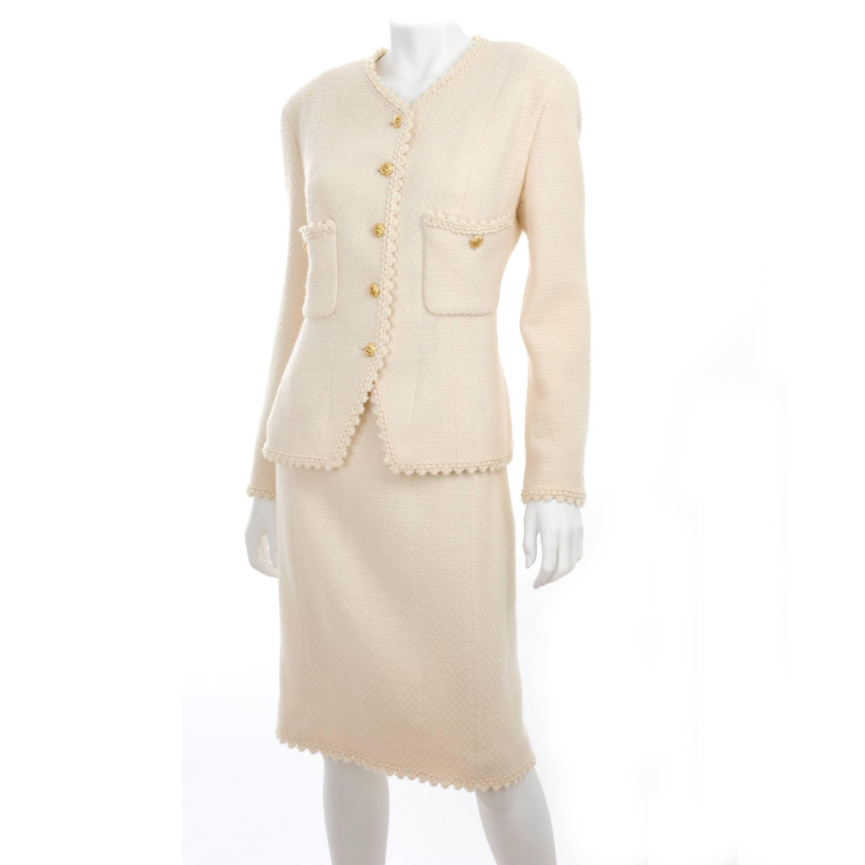80's Vintage Chanel suit in creme with picot edge and CC logo gold buttons.
Fabric: wool and silk lining.
In excellent condition no stains or else and has been dry cleaned. Only the some of the buttons have a bid wear to the gold layer.
Size label