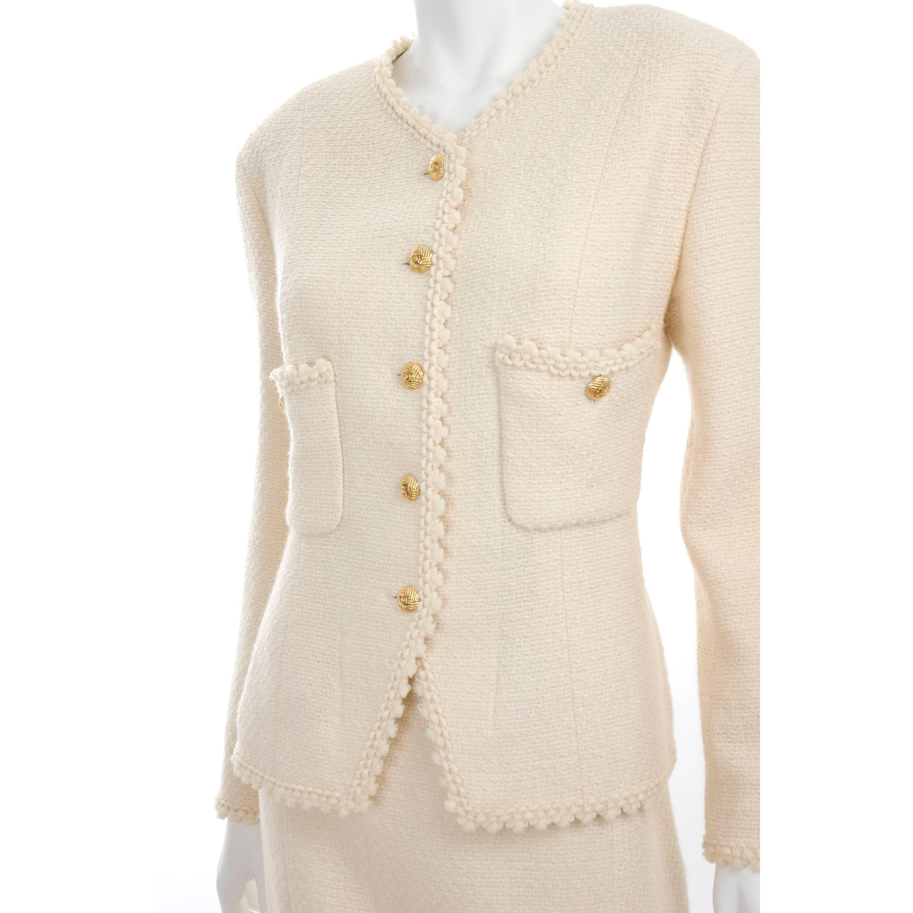 80's Vintage Chanel Suit in Creme with Picot Edge and Gold Buttons In Excellent Condition In Hamburg, Deutschland