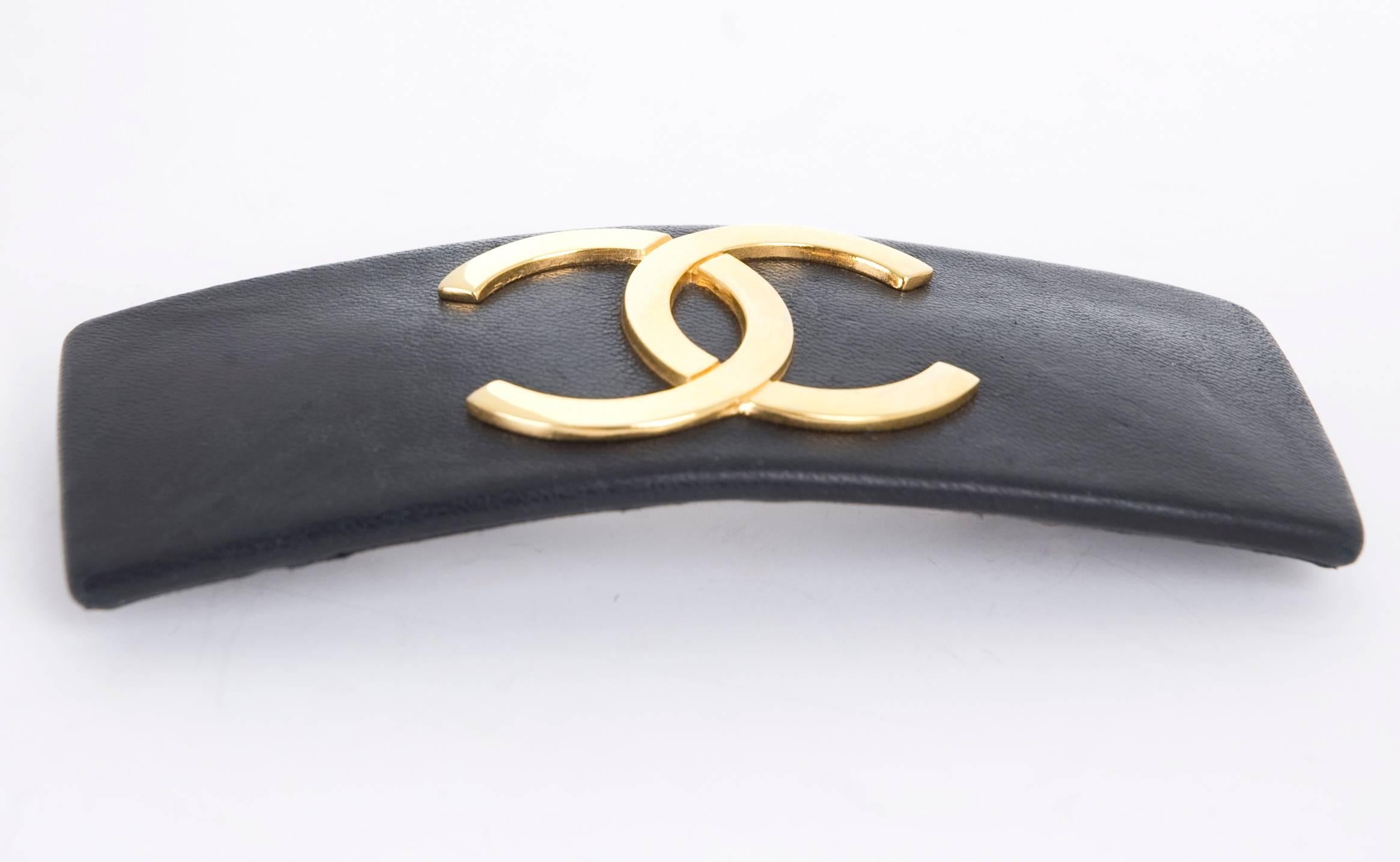 Vintage 70's Chanel Hair Clip Black Leather and Gilded CC Logo.
Excellent condition with some light cuffs to the leather surface.
Size: 4,25 width x 1,5 high

