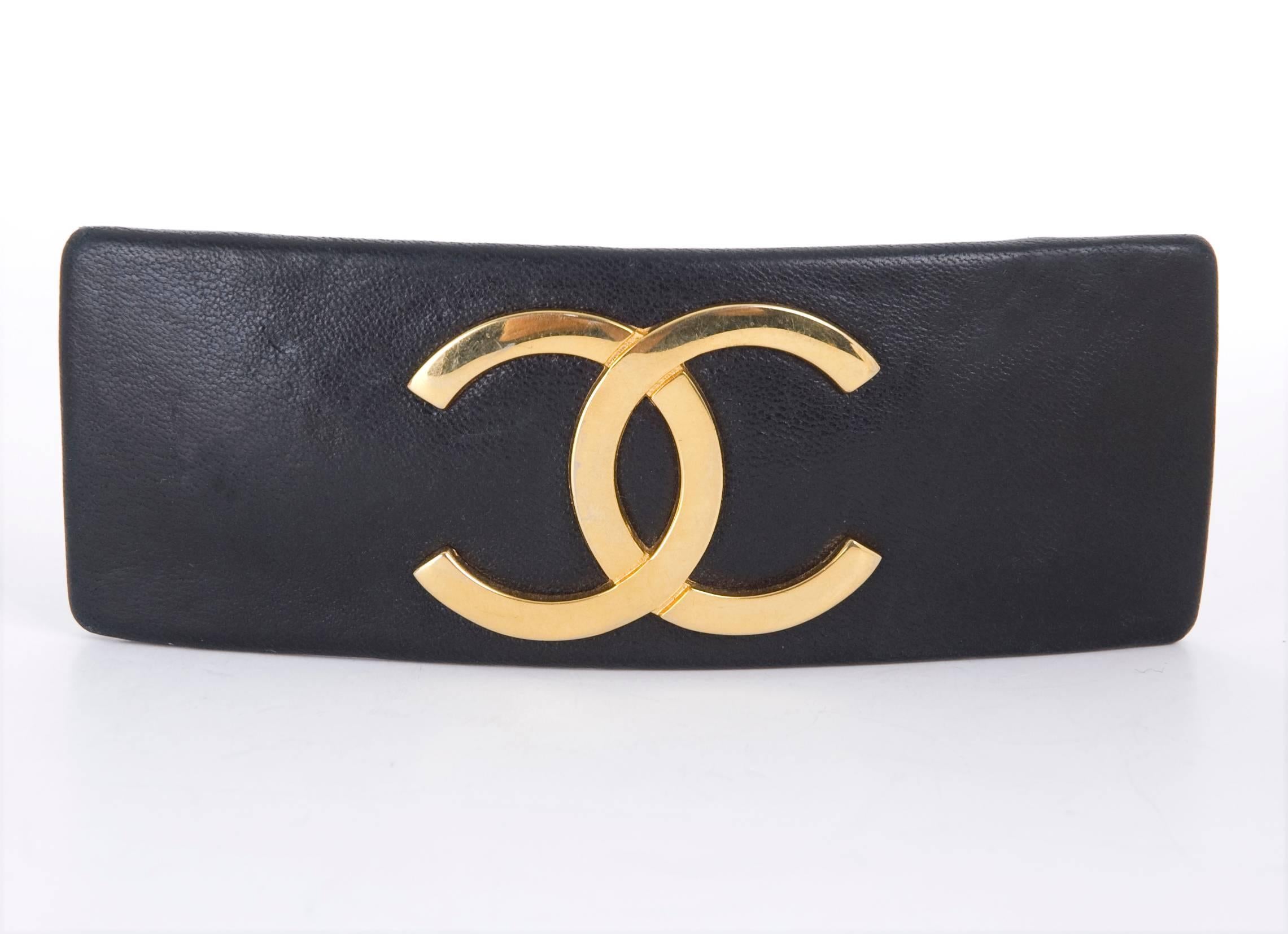 Vintage 70's Chanel Hair Clip Black Leather and Gilded CC Logo For Sale 2