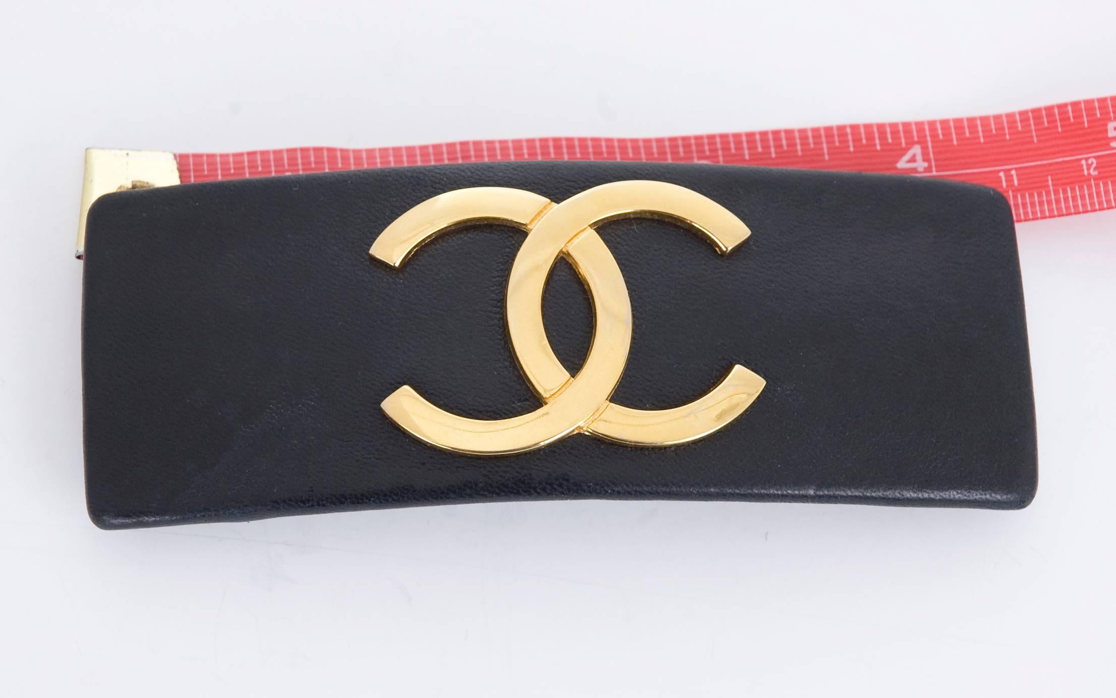 Vintage 70's Chanel Hair Clip Black Leather and Gilded CC Logo For Sale 3