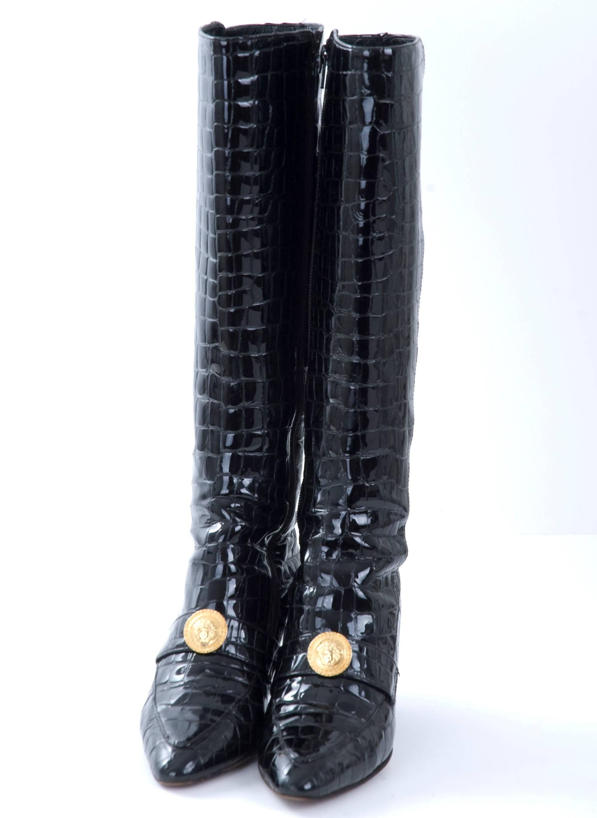 Vintage 80s Black GIANNI VERSACE Crocodile Pattern Leather Boots with Medusa In Excellent Condition In Hamburg, Deutschland