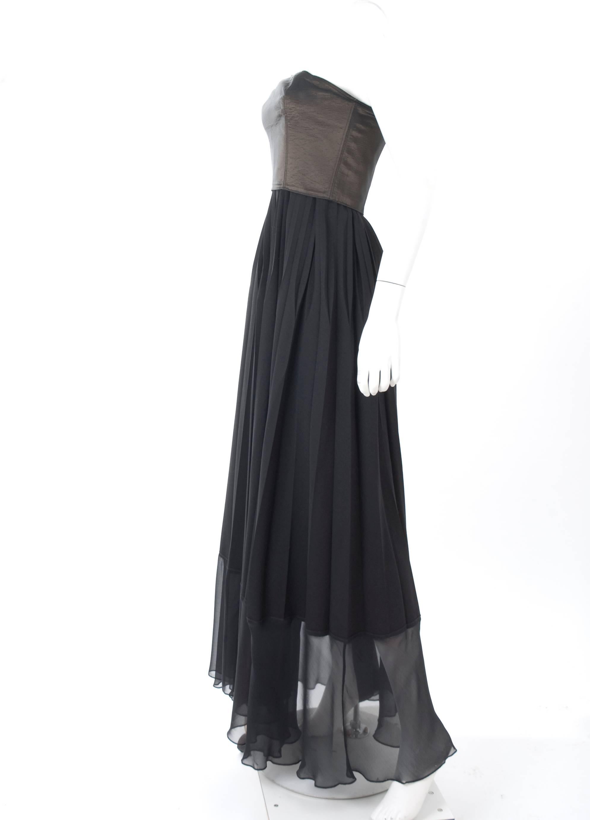 Vintage 90's Jean Paul Gaultier evening dress in black and bronce. The permantent press pleats start at above the bust and the corsage shapes the body line. Please see pictures for details.The last 12 inches of the skirt are silk chiffon.
Very good