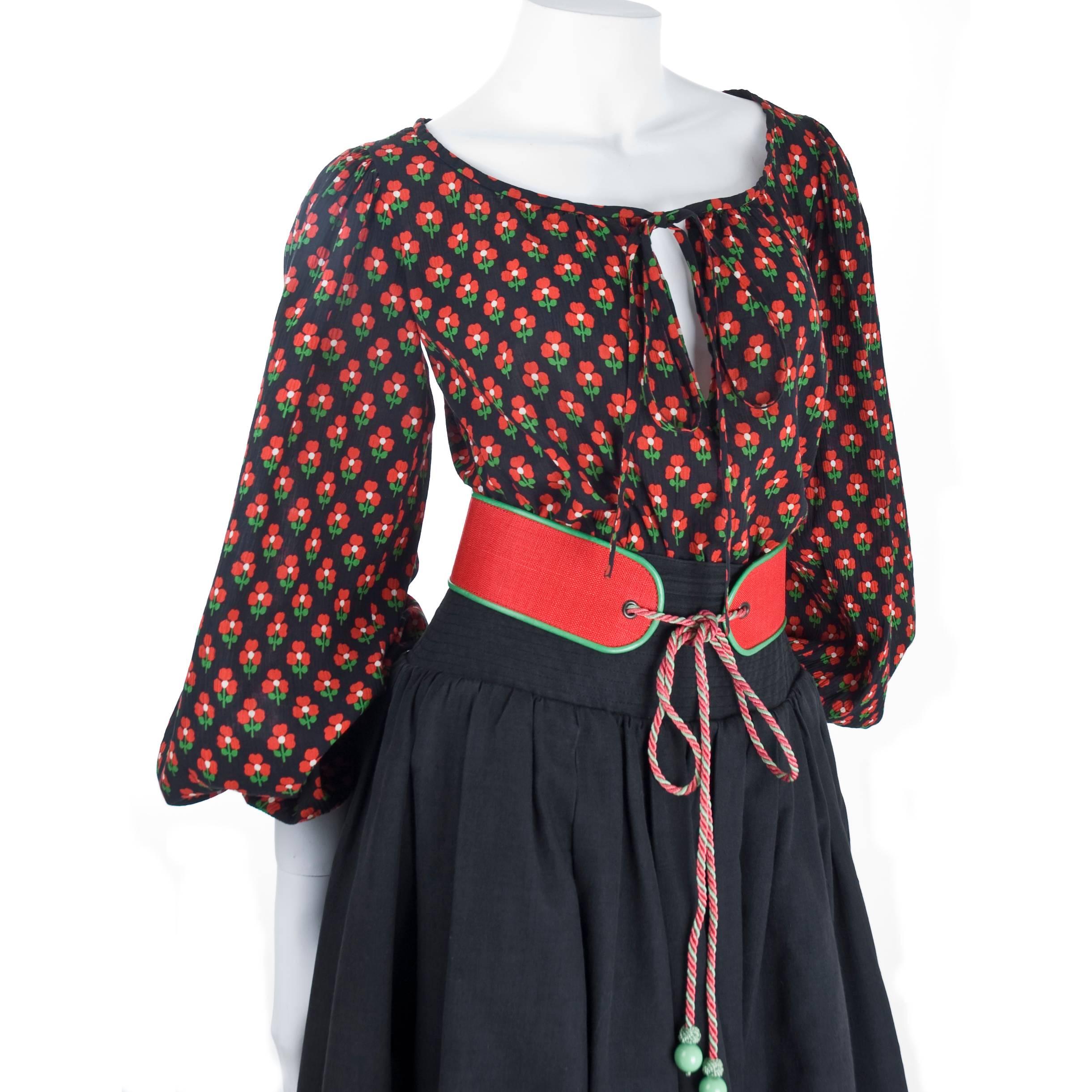 70s Vintage Gypsy Skirt,Blouse and Belt. The skirt in black cotton and silky lining with one tier and ruffles.
Pockets are hidden between the pleats. The Blouse in cotton crepe and flower print in red and green.
Belt with red linnen and green