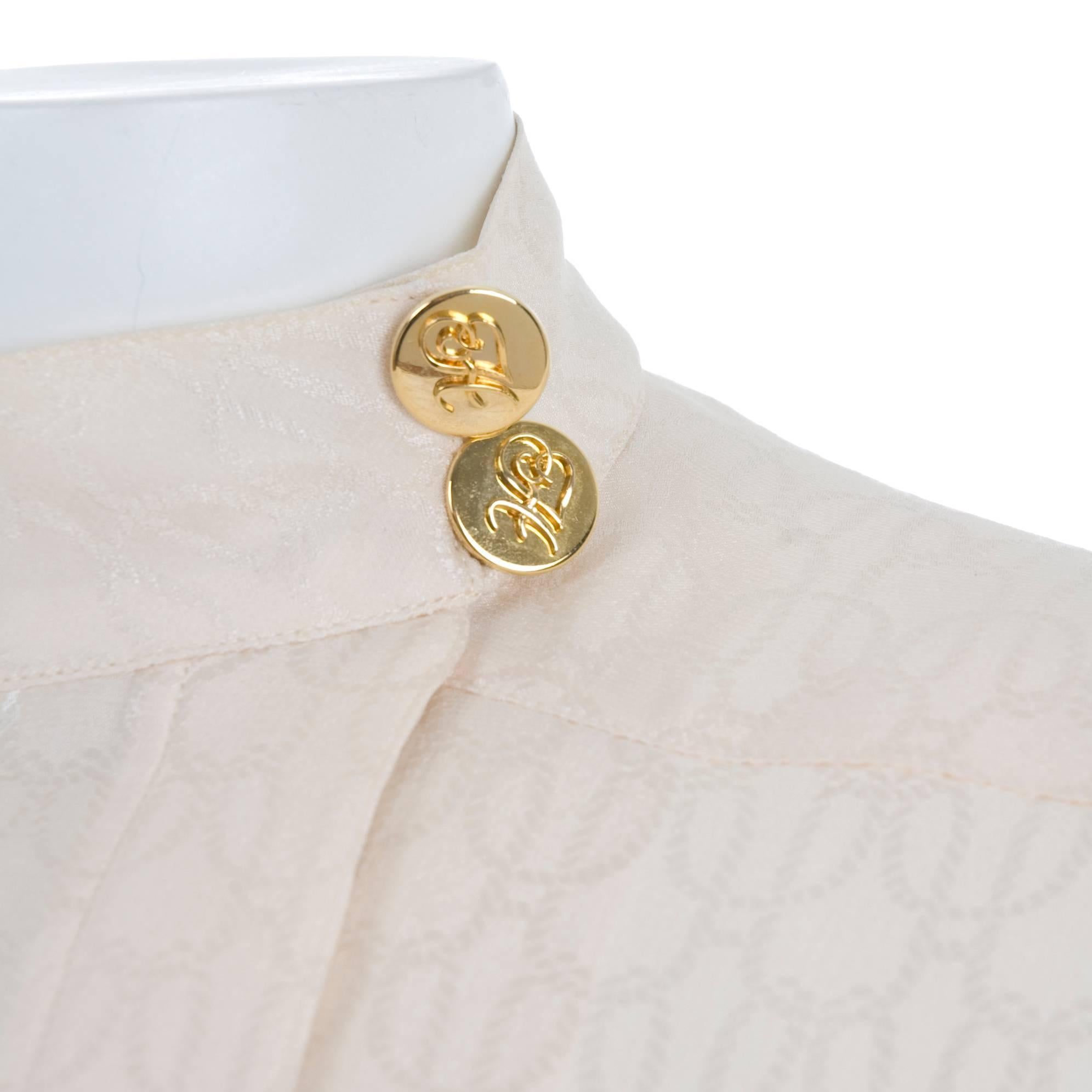 Vintage Hermes Jacquard creme silk blouse with gilded H logo buttons.
Two extra buttons in the side seam.
There is a tiny spot on the back, please see picture.
Other than the spot is the condition excellent.
Size 42 France 6 - 8