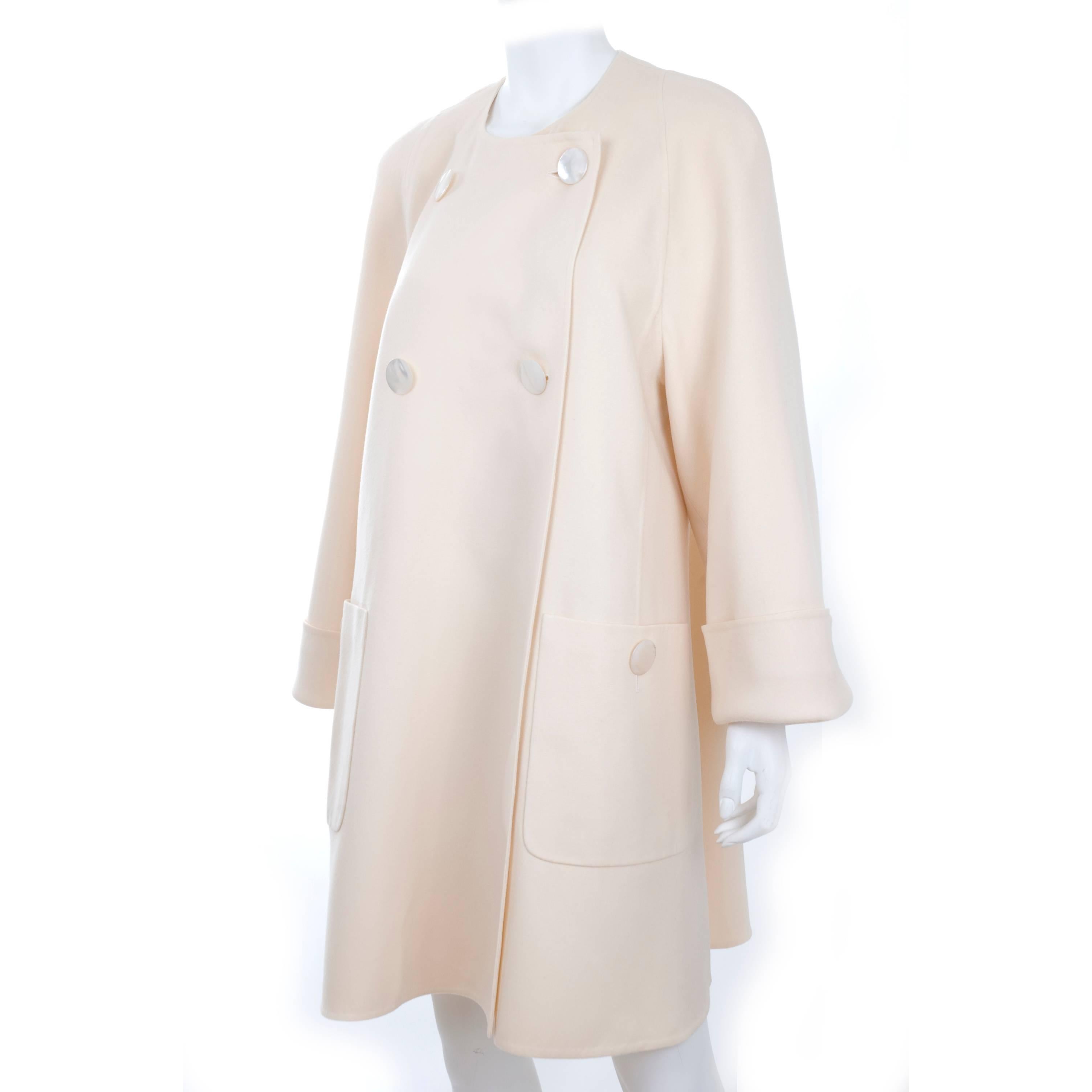 90s Vintage AKRIS double face wool coat in creme. 
Wide a-line shape and large mother of pearl buttons.
The coat is clean no spots or else. Very good condition.
Size US 10
Measurements:
Length 36.5 inches