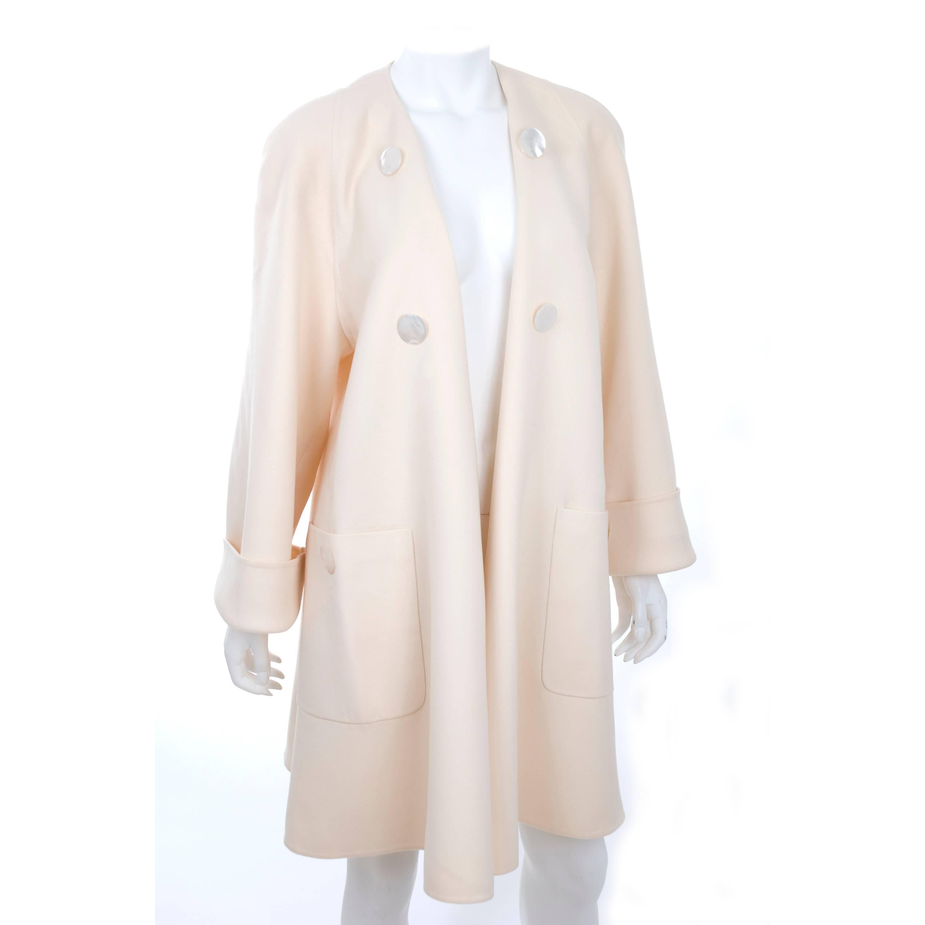 90s Vintage AKRIS Creme Double Face Wool Coat in Size 10 In Good Condition For Sale In Hamburg, Deutschland