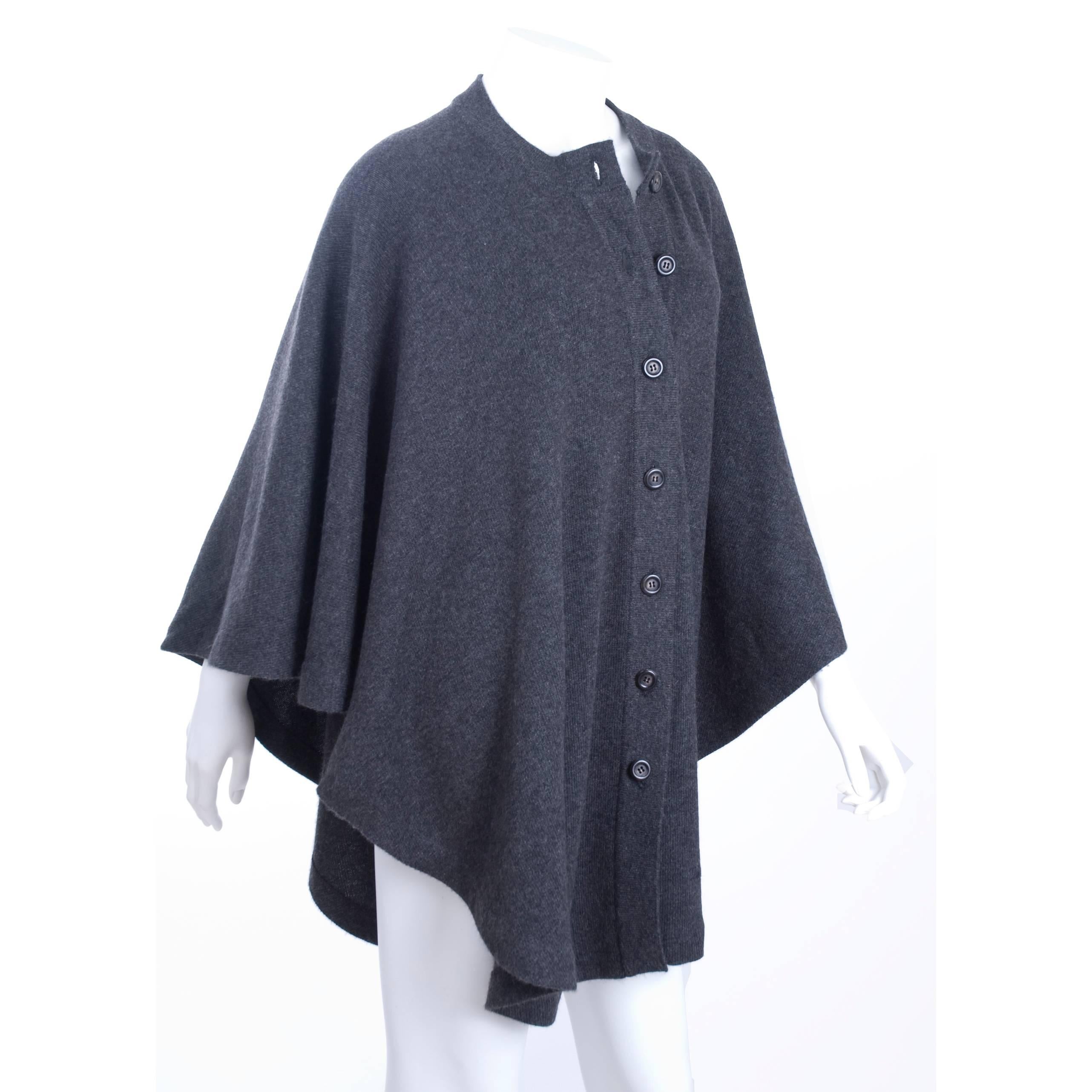 CHANEL Grey Cashmere Knit Cape In Excellent Condition For Sale In Hamburg, Deutschland