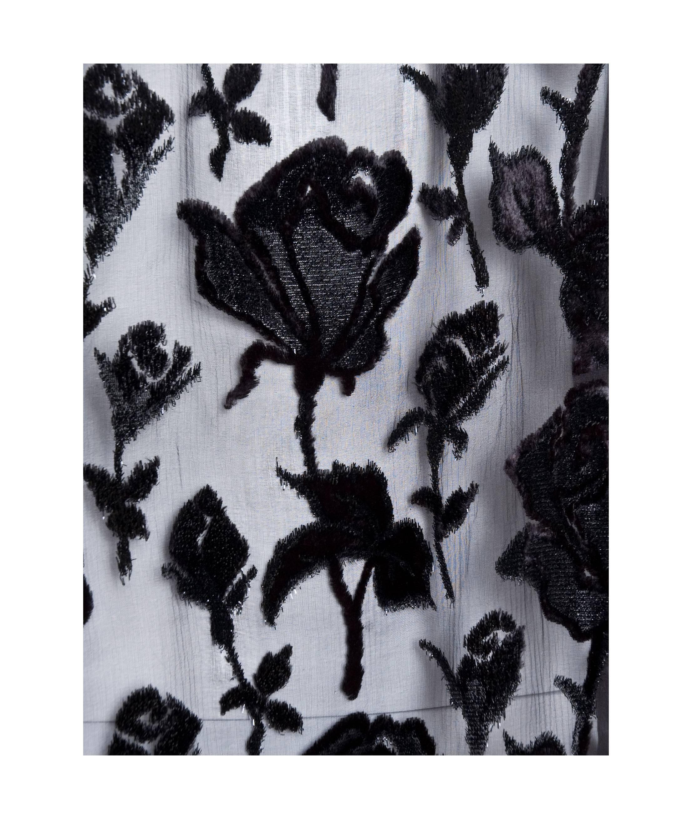 90s Vintage Emanuel UNGARO Black Silk Blouse with Rose Pattern Burnout Velvet  In Excellent Condition For Sale In Hamburg, Deutschland