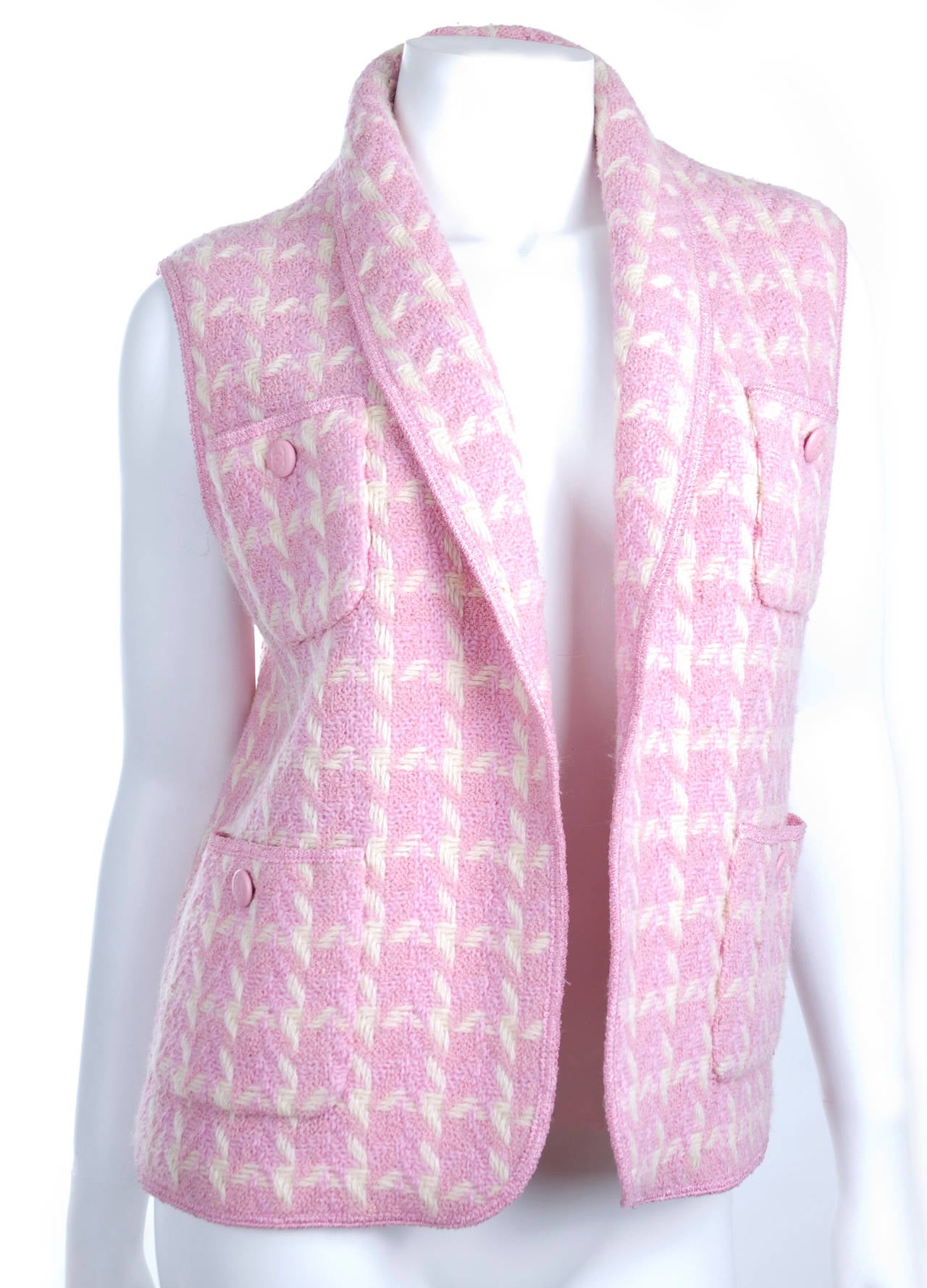 1996 Chanel Vest in pink and creme.
Size 38 EU

Measurements:
Length 23