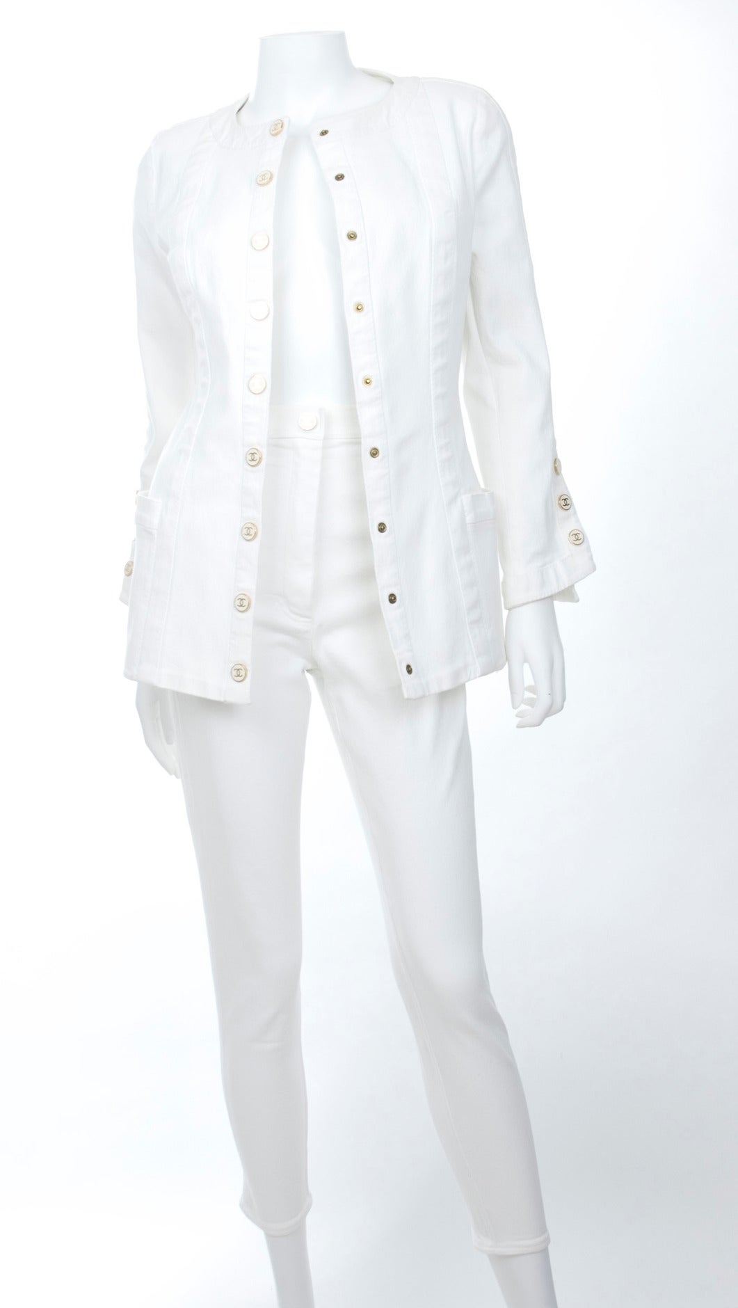 1990s Chanel White Jeans Suit with logo snap closure.
White jeans fabric with elasthan.
Size label is missing.
Perfect condition - professional washed and pressed.

Measurements:
Jacket length 26