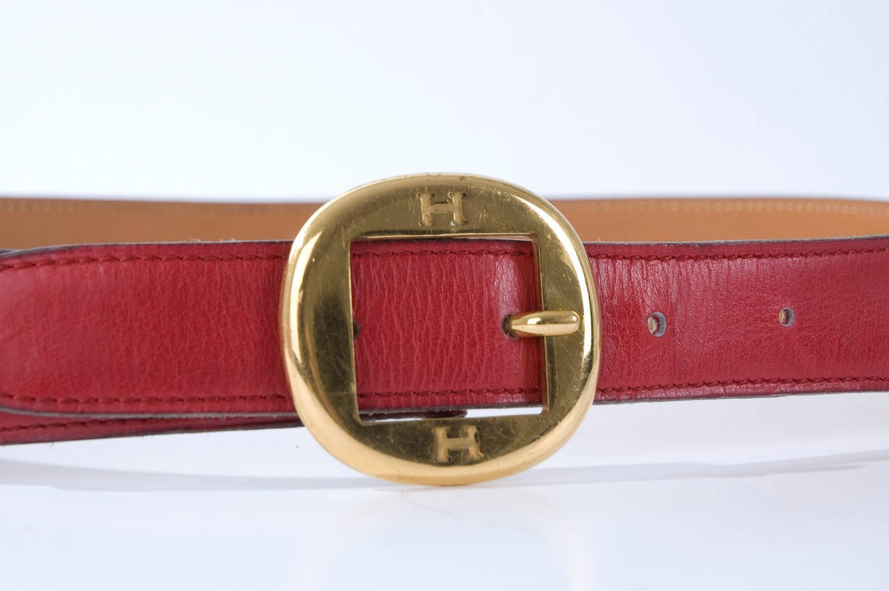 Vintage Hermes Belt in red and lined with beige leather.
Stamped C in a circle from 1973
Size 75 cm
Buckle in gold tone.
Length 33