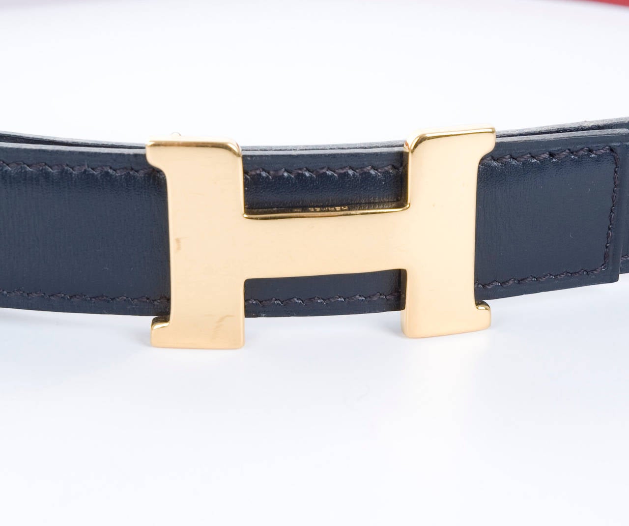 Small Hermes Belt in black and red leather.
Stamped T in a circle from 1990
H Buckle in gold tone.
Size 70cm
Length 34