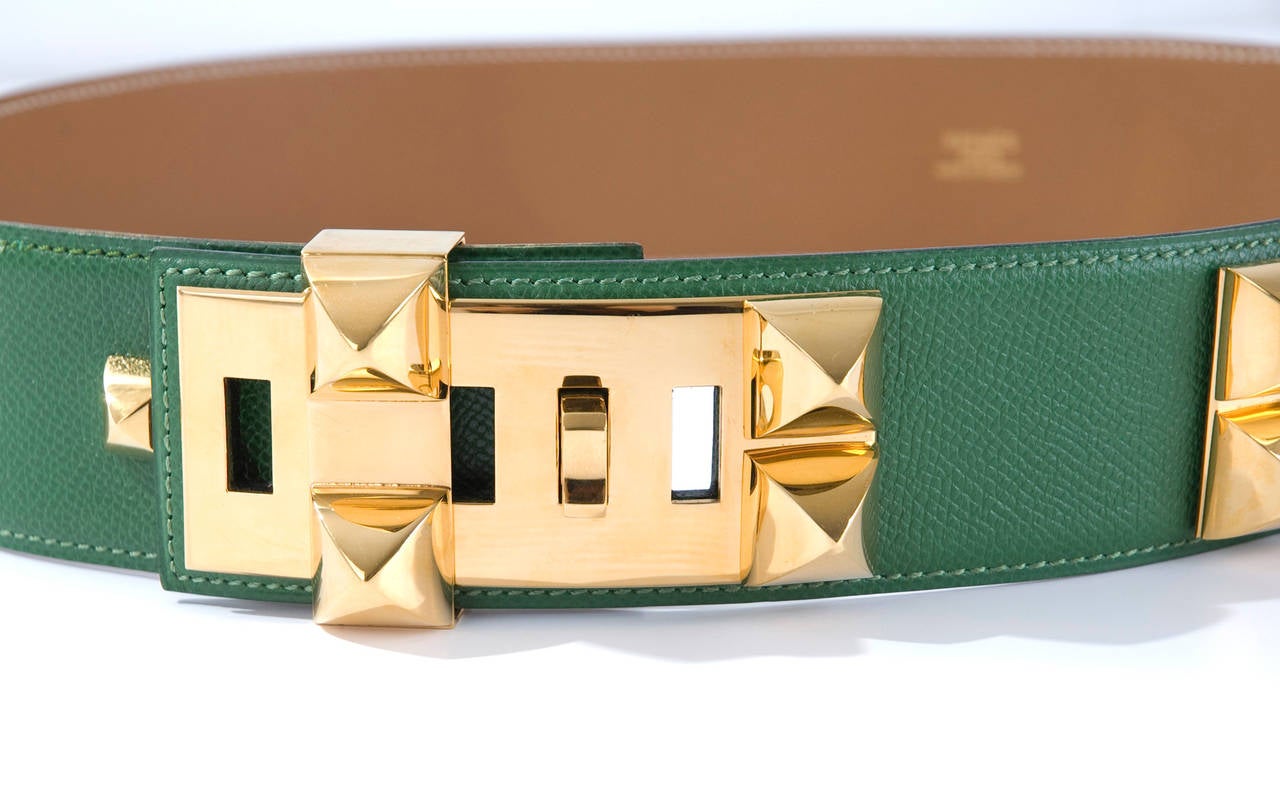 Green Hermès Collier de Chien Leather belt with gold-tone hardware and bar insert closure at front. Stamped Circle V from 1992.
Excellent condition.
Size 74 - length 33,5