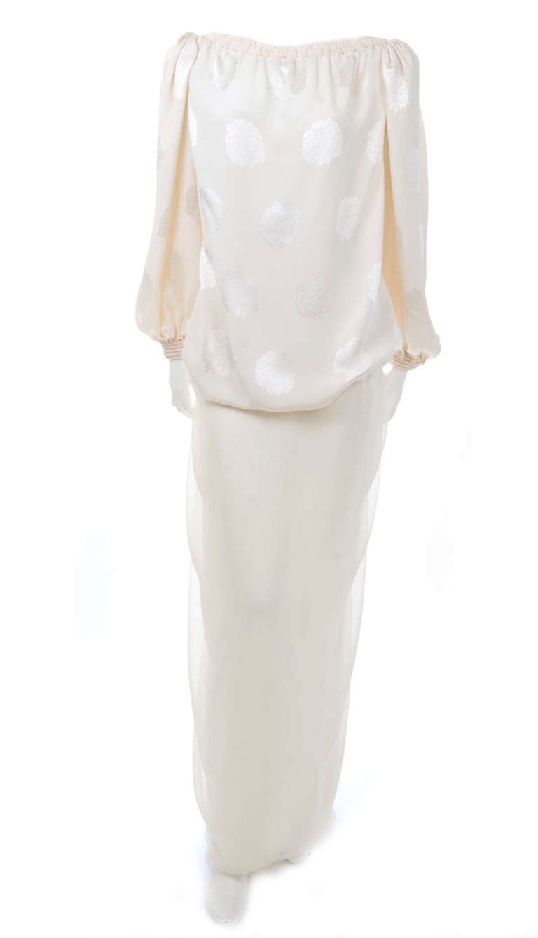 80's James Galanos Ivory Silk Evening Ensemble.
The skirt has 4 layers of silk chiffon.
Blouse top in a beautiful silk jacquard with an elastic ending.
Size US 6
Measurement:
Top length 27