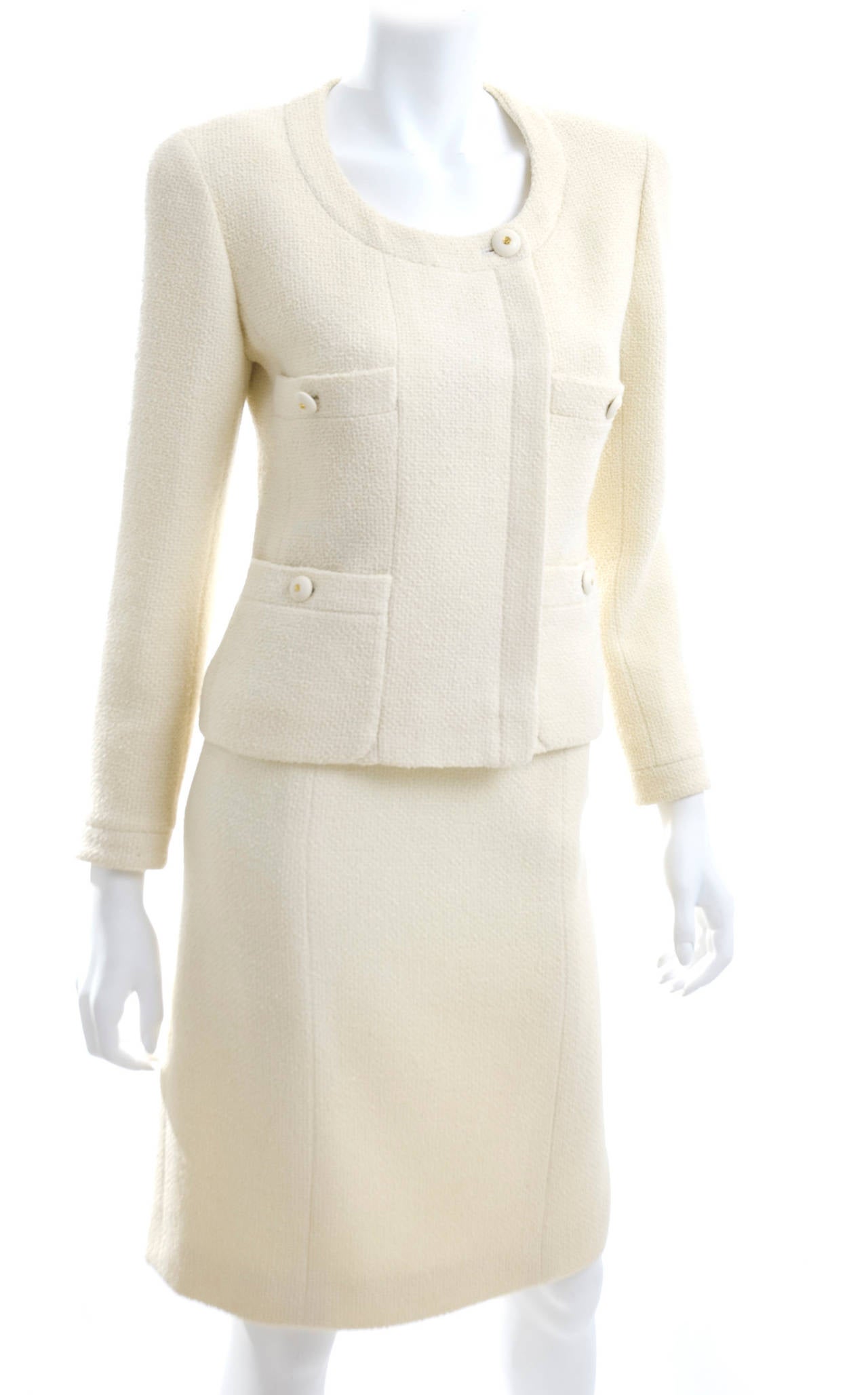 Chanel Suit in creme wool.
Size 40 FR 
Excellent condition - the only issue the lining at armpits are a bid stained.
Please see pictures.
Dry cleaned and ready to wear.

Measurements:
Jacket length 22