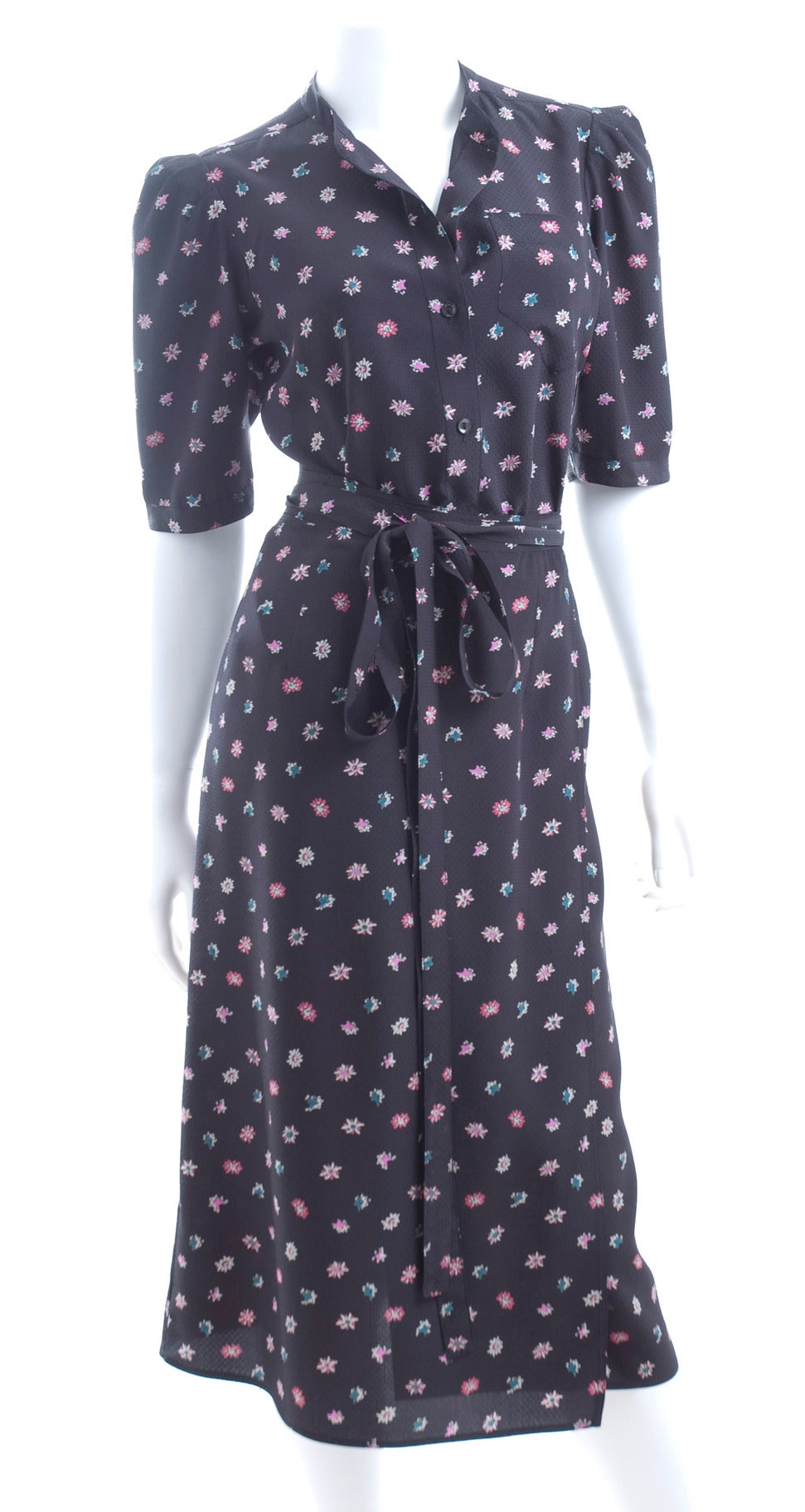Vintage Chloe 2 piece Ensemble in black silk with small flower print.
Wrap skirt and blouse to wear as a short sleeve jacket or tucked in
as a dress look.
Size label is missing.
Excellent condition - no flaws to mention.
Measurements:
The skirt