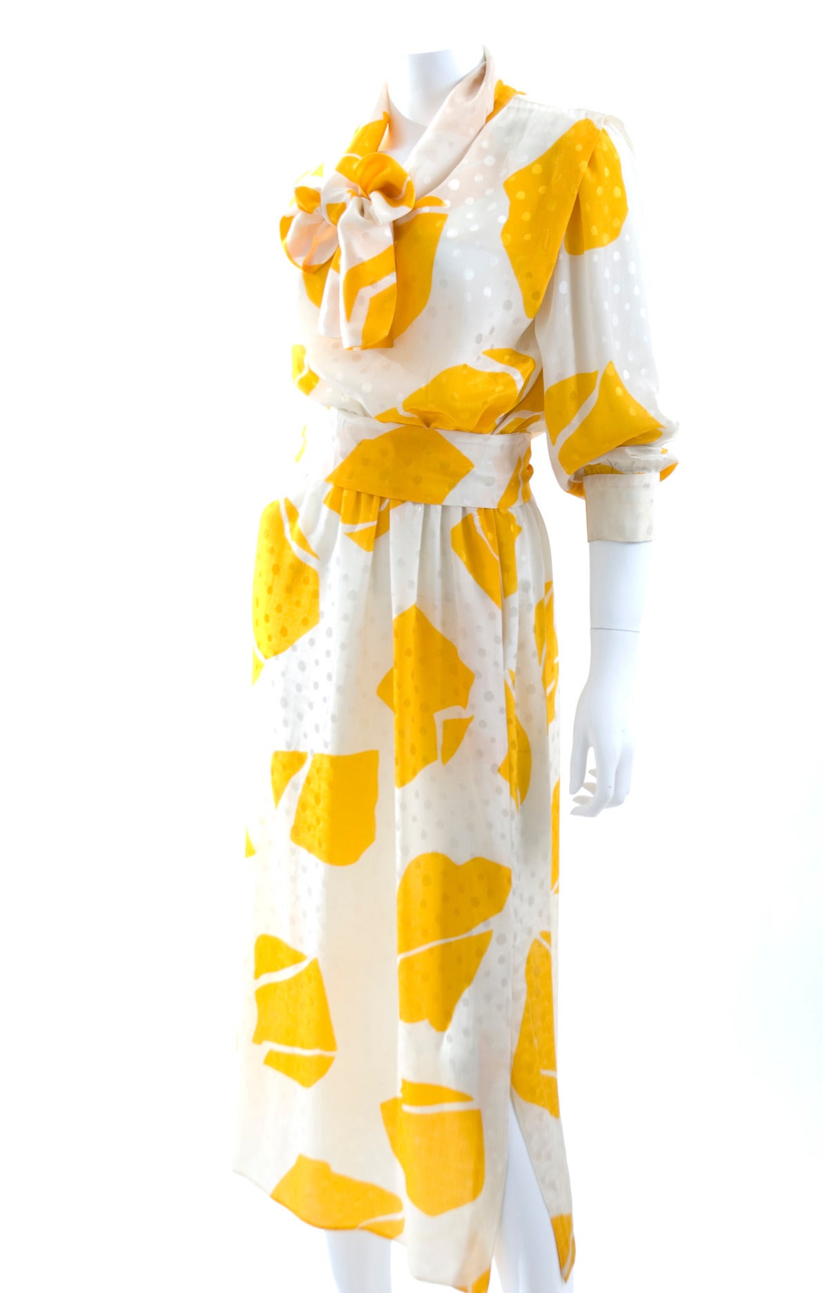 70's Ted Lapidus Silk Dress in beautiful jacquard silk in white and yellow.
Slip-on style, elastic waist line and pockets in the side seams.
The dress is not lined and semi sheer.
In great condition to wear - dry cleaned.
Size label is