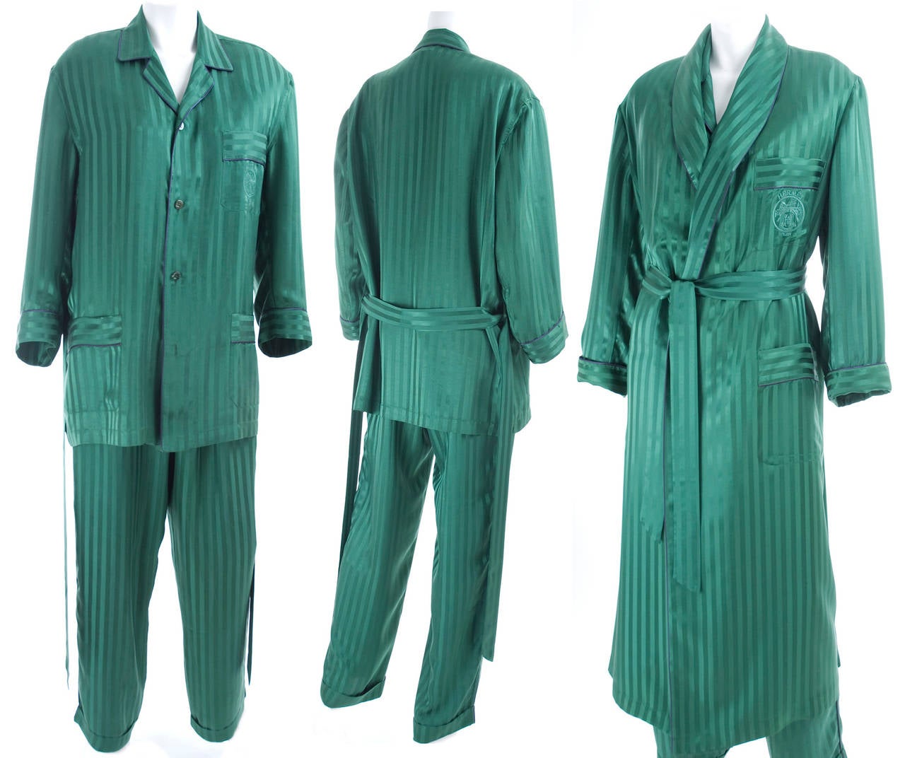 Vintage Hermes Men's Pajama and Robe.
Green with navy blue piping/trim around the edges at collar, cuffs, and side trim.
Robe silk lining green with dots.
Has been gentle used and is in very good condition.
Size M / 50