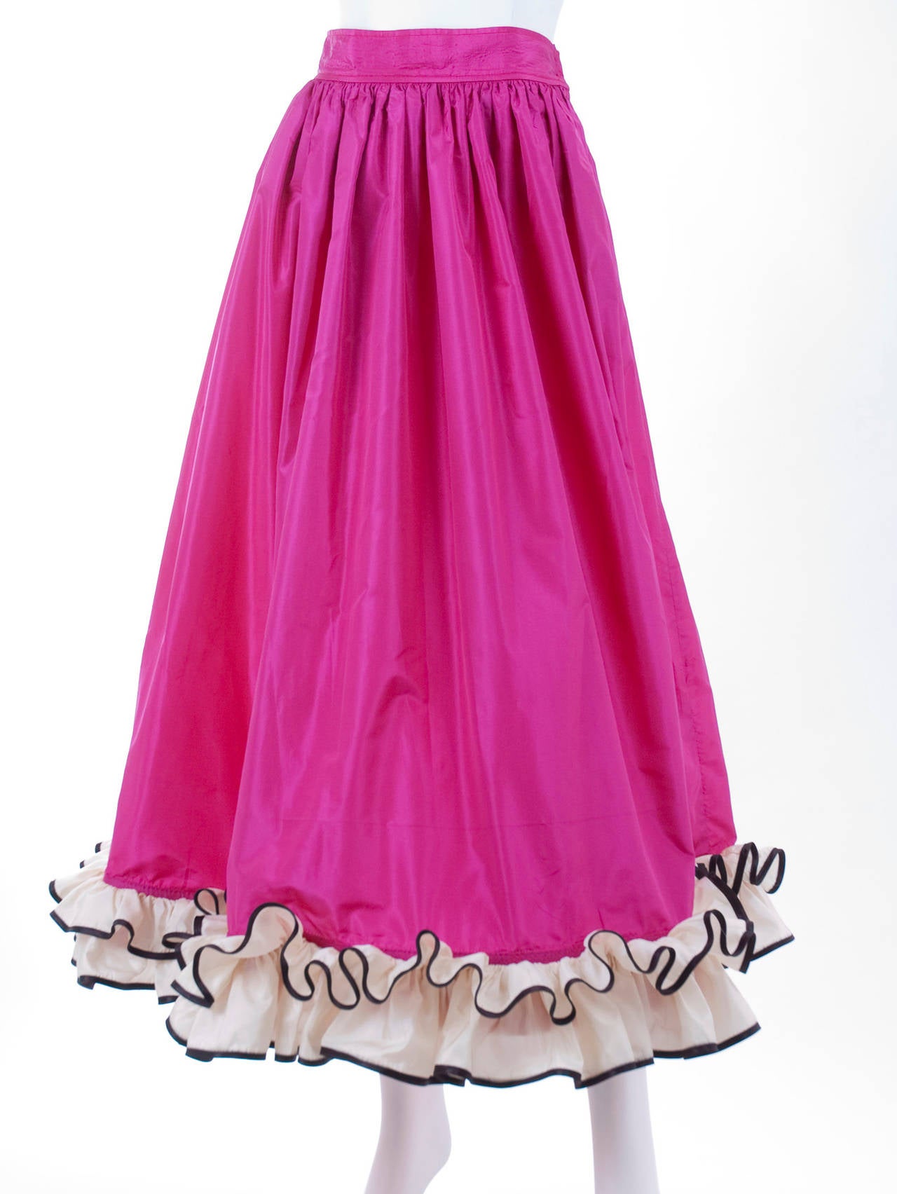Vintage Yves Saint Laurent Evening Skirt.
Horsehair banding at the bottom.
Size EU 38

Measurements:
Length 37.5