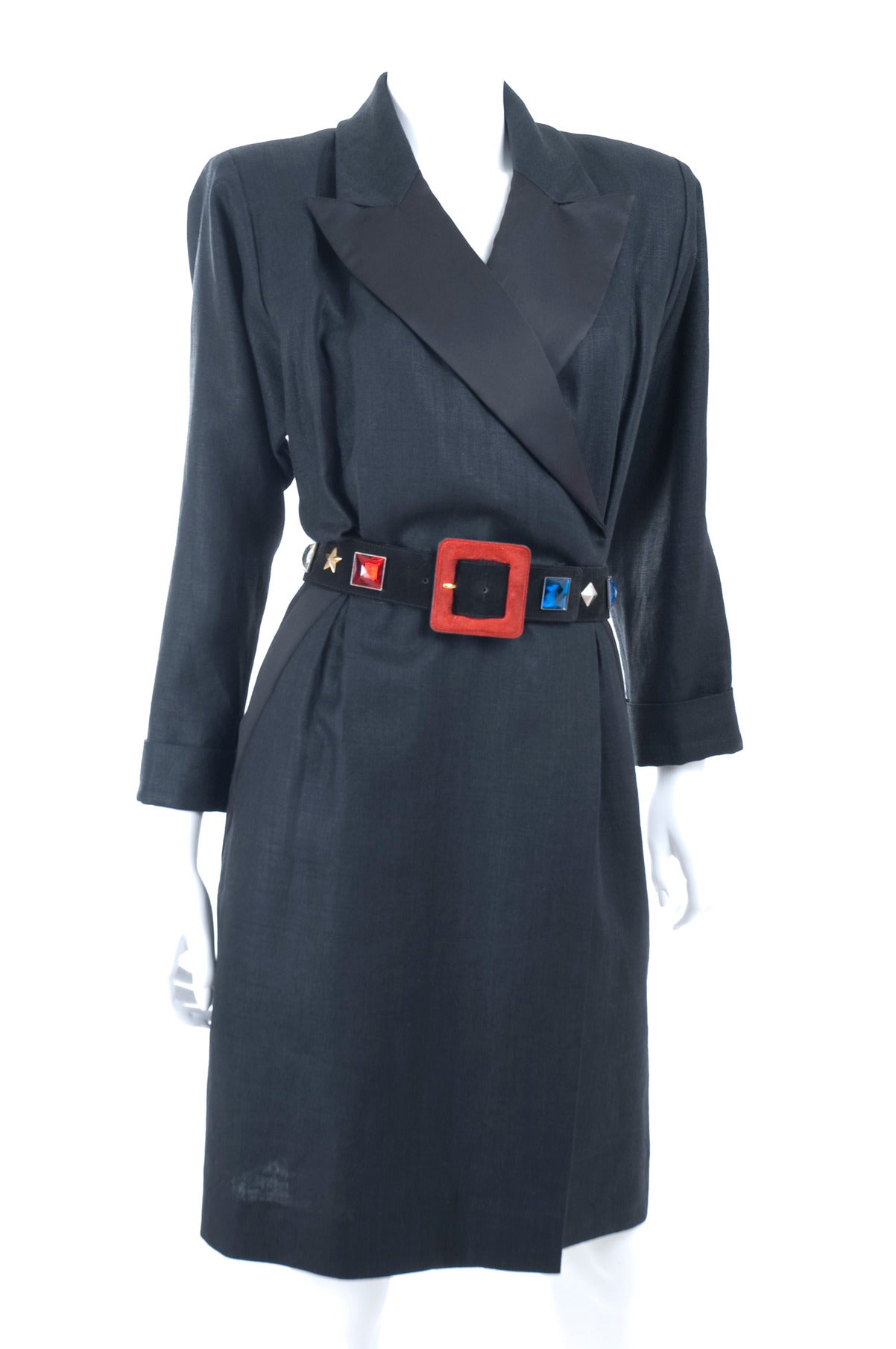90's Yves Saint Laurent Tuxedo Linen Dress with Belt.
Black linen with black satin details.
Size EU 44
Excellent condition.
Measurements:
Length 40 - bust 38 - waist 30 inches