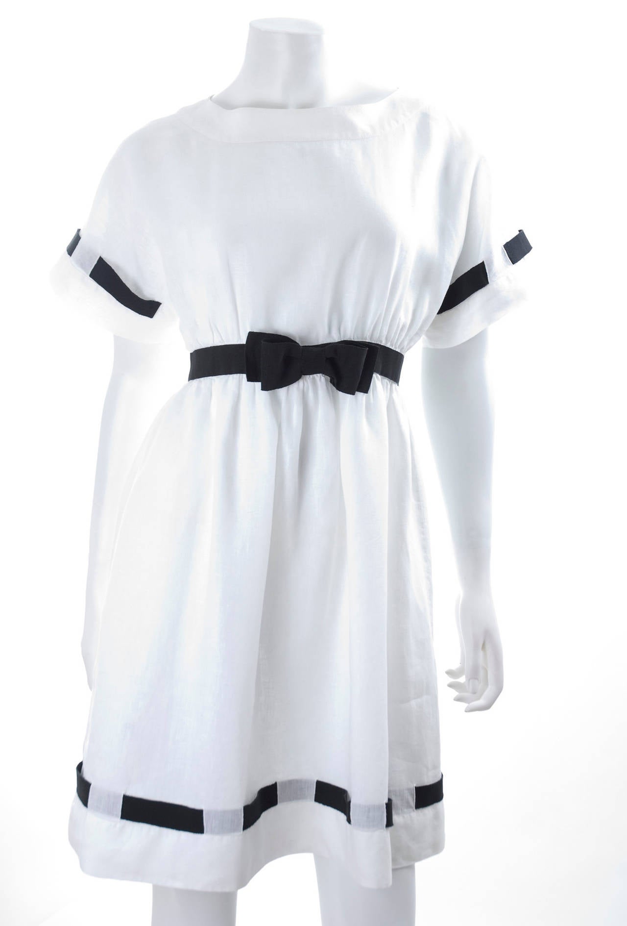 1980 Chanel Linen Dress with Black Ribbon Trim.
Button closure in the back and waist is elastic in the back.
Unlined.
Size label missing: about EU 38
Excellent condition - no flaws to mention.
Measurements:
Length 35