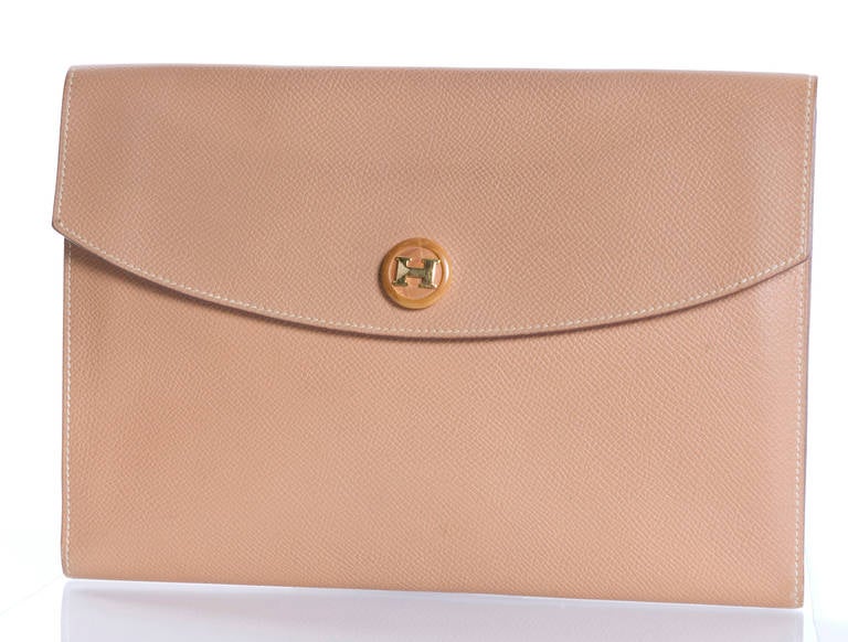 Hermes Pochette RIO brown Couchevel Leather.
Stamped Y in a circle Year 1995
Excellent condition.

THIS ITEM WILL BE SHIPPED FROM GERMANY!
Overseas shipping with FedEx - or contact me for your own shipping wishes.