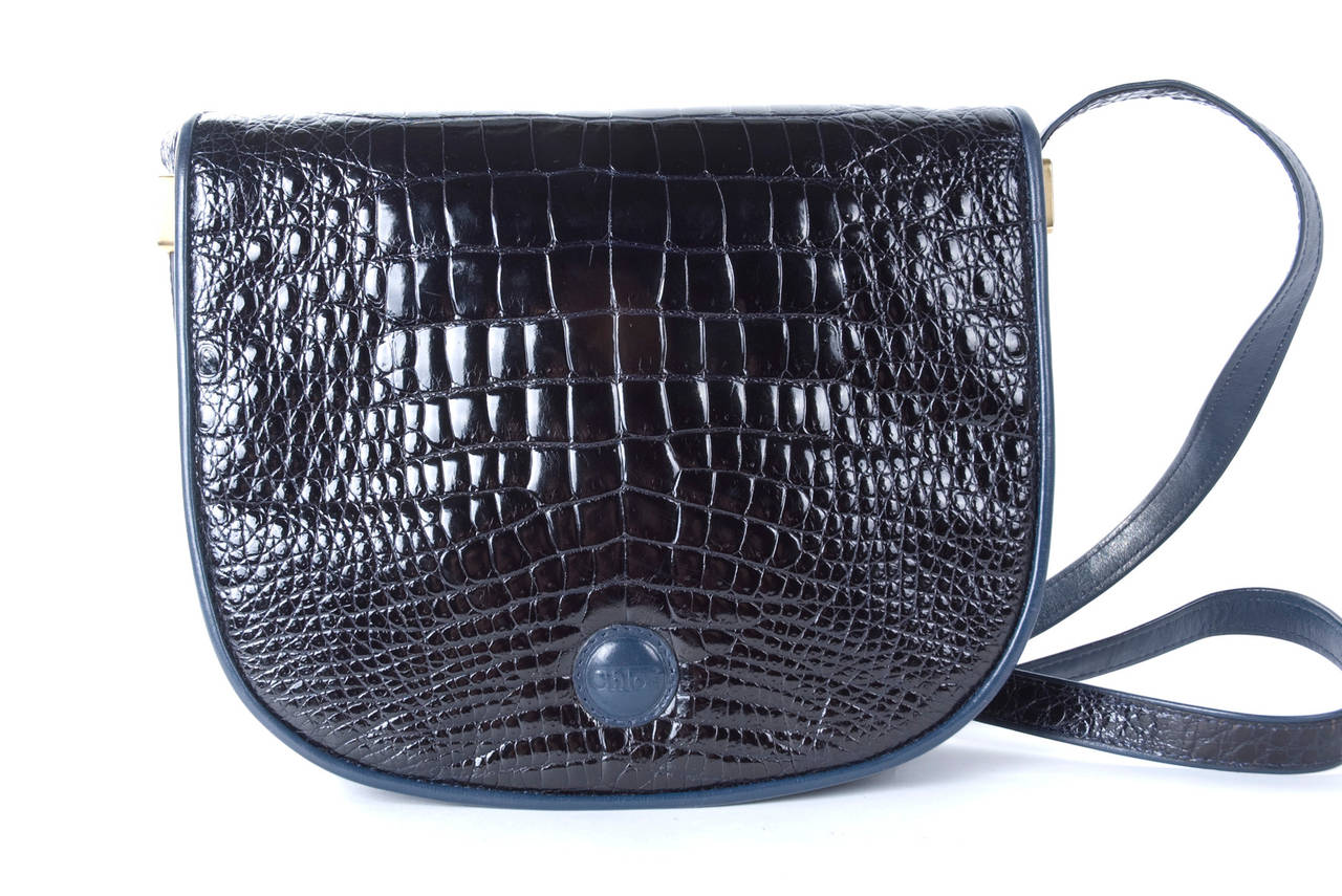 80's Chloe Navy Crocodile and Leather Purse.
The beautiful navy crocodile leather is in combination with blue calfskin leather.
Ideal to wear cross body.
Hardware in gold.
Measurements:
Width 23,5 cm - 9.5