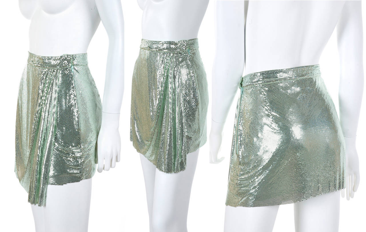 1994 Gianni Versace Couture Oroton Metal Mesh Skirt in Green.
Wrap style skirt zipper in the left side.
Measurements:
Length 38 bis 42 vorn cm - 15