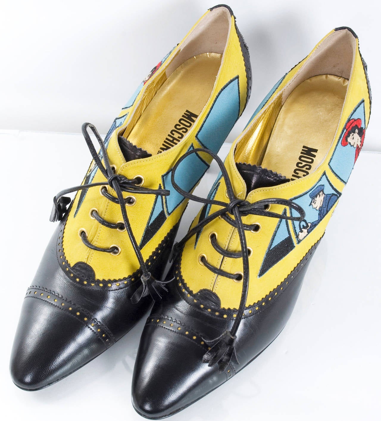 80's Moschino Car&Driver Shoe.
The material is a mix on black leather and yellow suede leather with embroidered applications.
New - never worn.
Size 39.5 EU - US 9.5