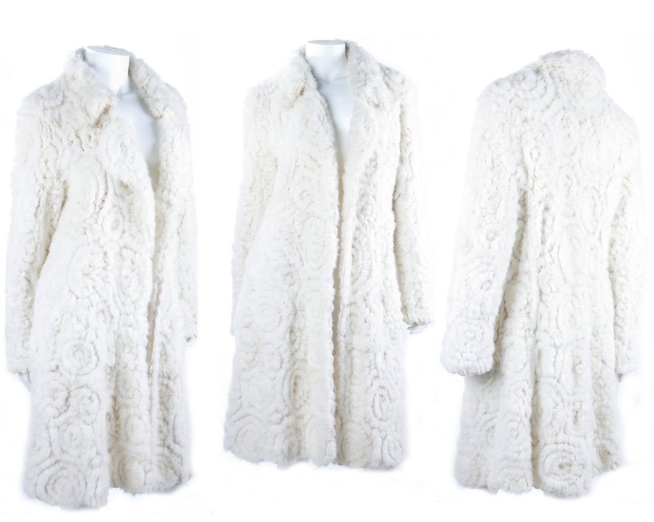 John Galliano White Mink Fur Coat.
The coat is crochet in cashmere and white mink.
Beautiful done and a featherweight.
Size 38 EU - 6 US
50% cashmere and 50% mink
Excellent condition.

Measurements:
Length 101.5 cm - 40