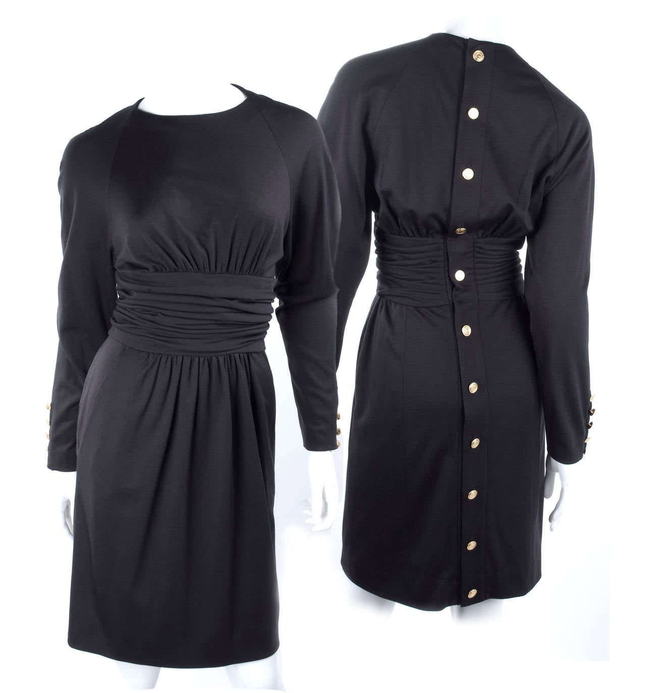 1987 Chanel Boutique Dress with Coco Buttons.
11 buttons in the back and 5 on each sleeve.
Black fine wool jersey, silk lining and pockets.
Size EU 36 - US 4 to 6
Excellent condition

Measurements:
Length 94 cm - 37