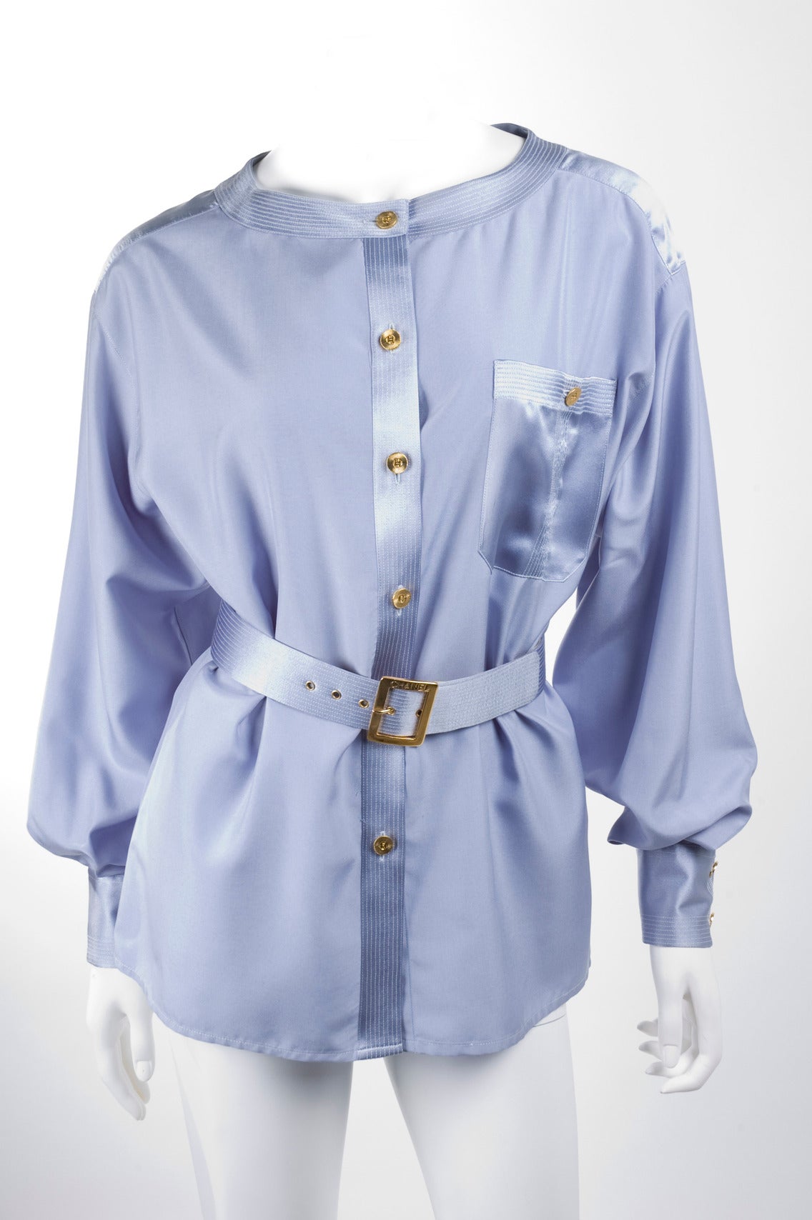 Vintage Chanel silk blouse with belt.
Silk in Sky blue with matching belt with gold buckle.
CC Gold buttons.
Excellent condition.
Size label is missing about EU 38 - 6 US
Measurements:
Length 63.5 cm - 25.5