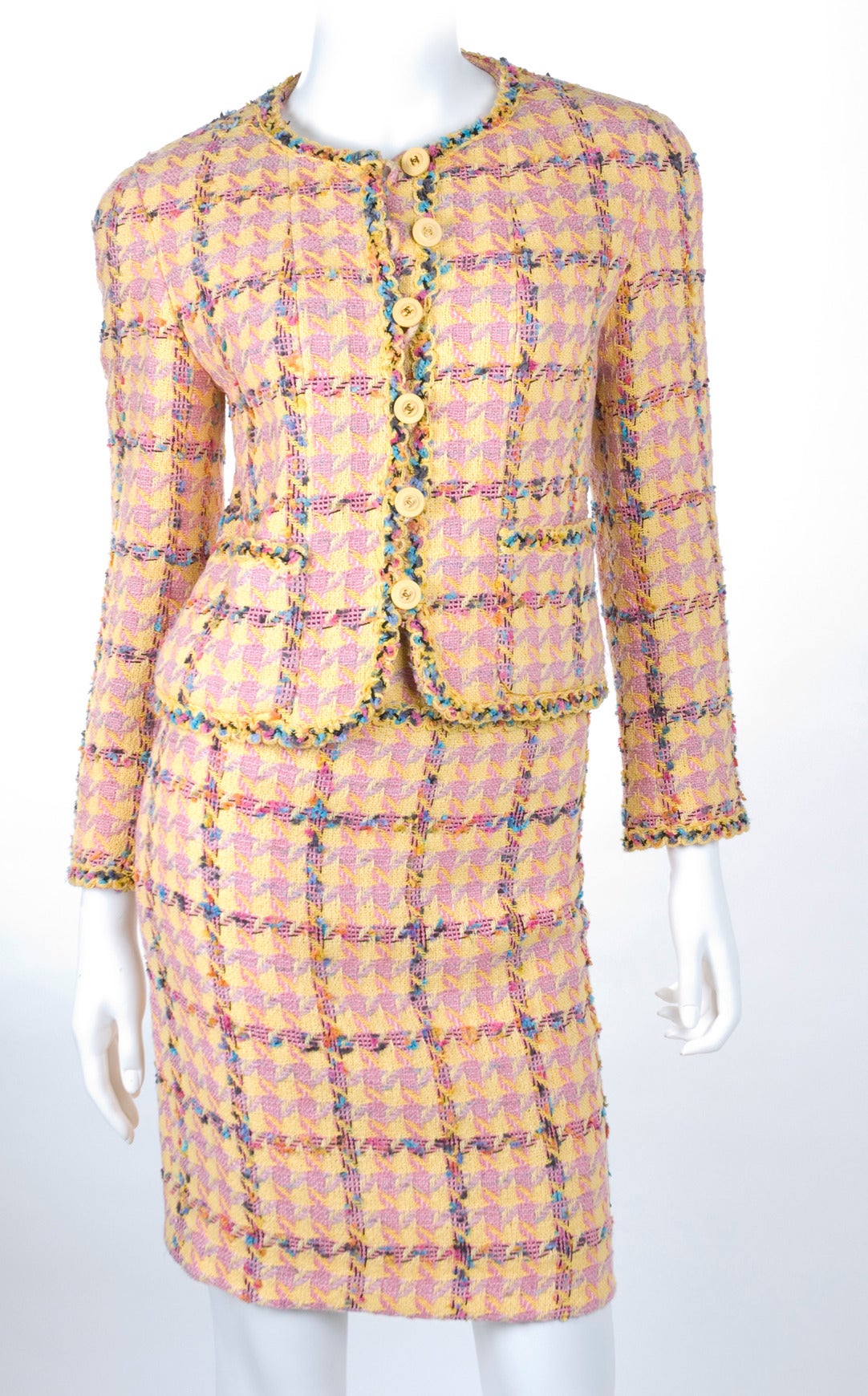 Chanel Suit in yellow, pink, blue and lavender.
CC logo buttons.
Size 38 EU
Measurements:
Jacket: Length 47 cm - 18.5