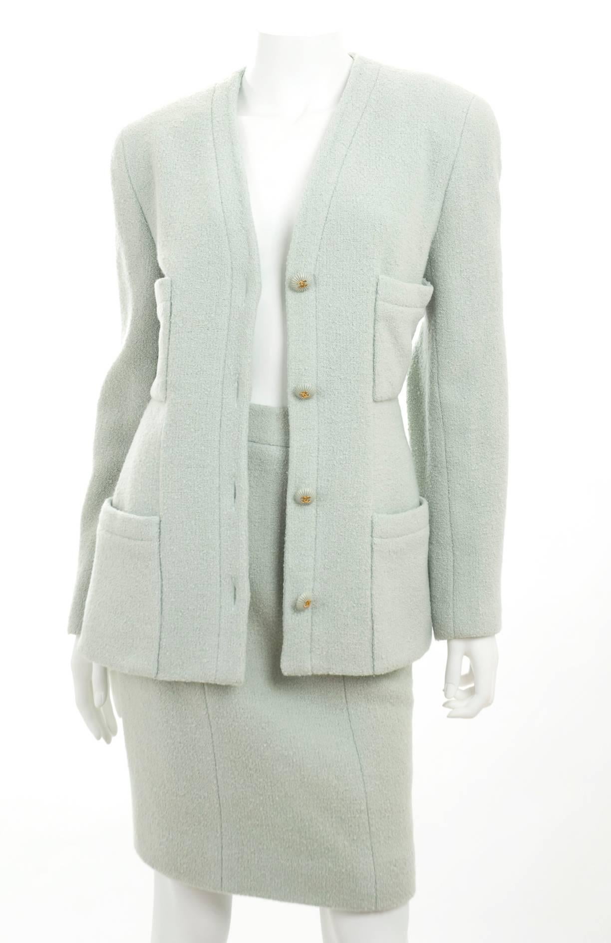 1993 Chanel Boucle Suit in Mint Green.
Silk lining.
Size 42 EU
Measurements:
Jacket length 26.5