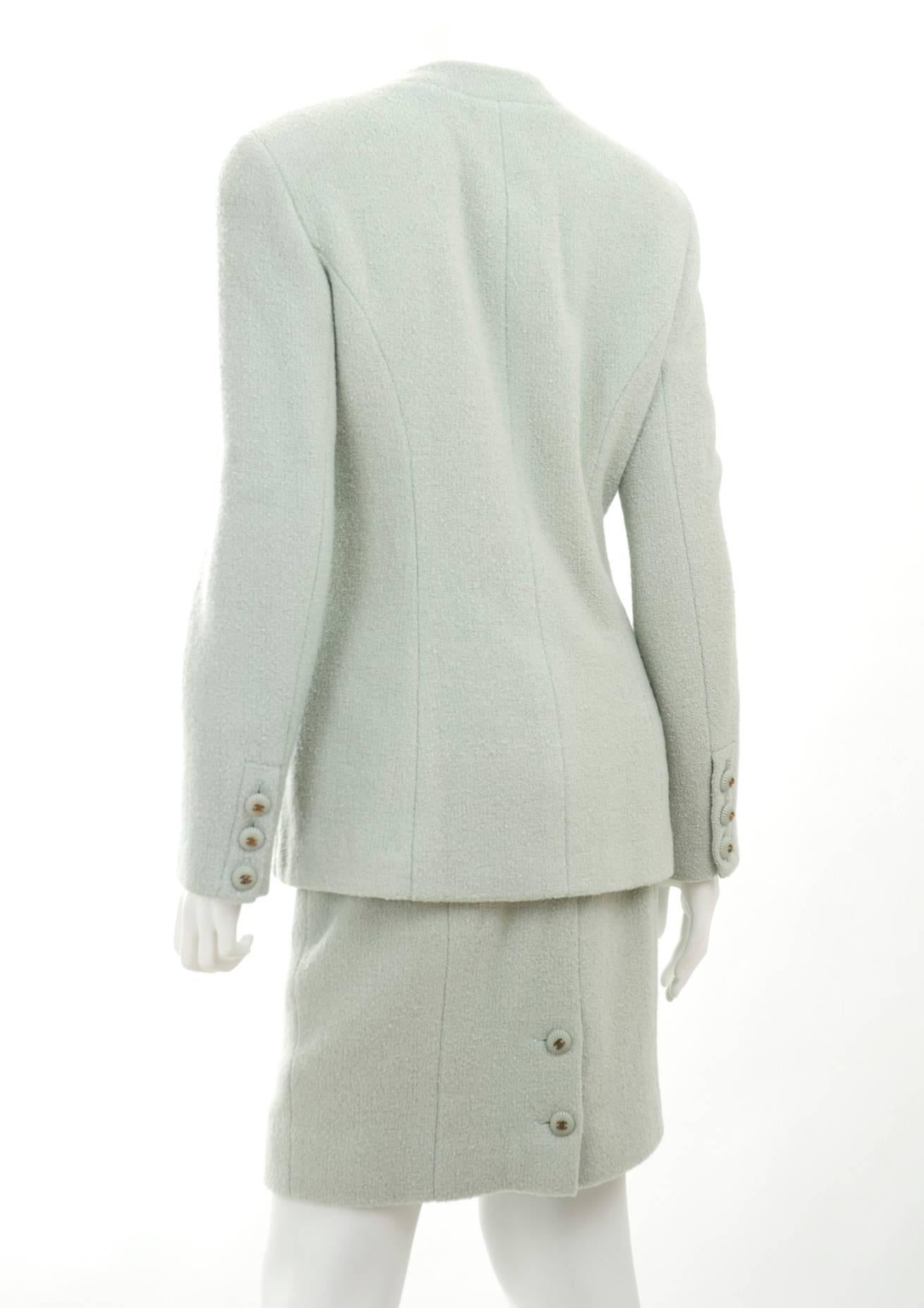 Vintage 1993 Chanel Boucle Suit in Mint Green and CC Logo Buttons In Excellent Condition For Sale In Hamburg, Deutschland
