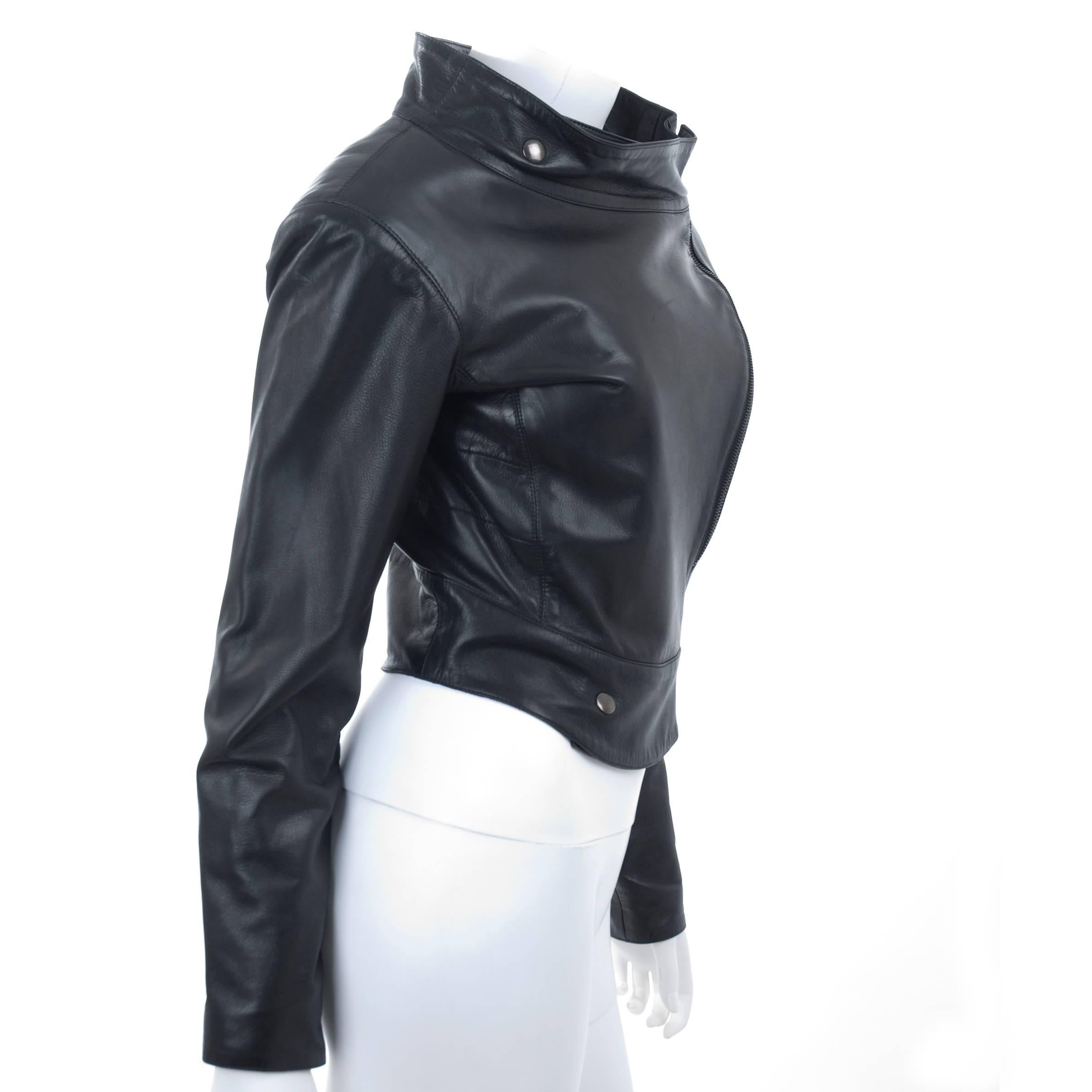 90's CLAUDE MONTANA beautiful short soft black leather jacket.
Excellent condition, zipper and snap closure.
No size label. The jacket fits the mannequin perfect.
Here the measurements from the mannequin.
Bust 32 waist 25 inches.