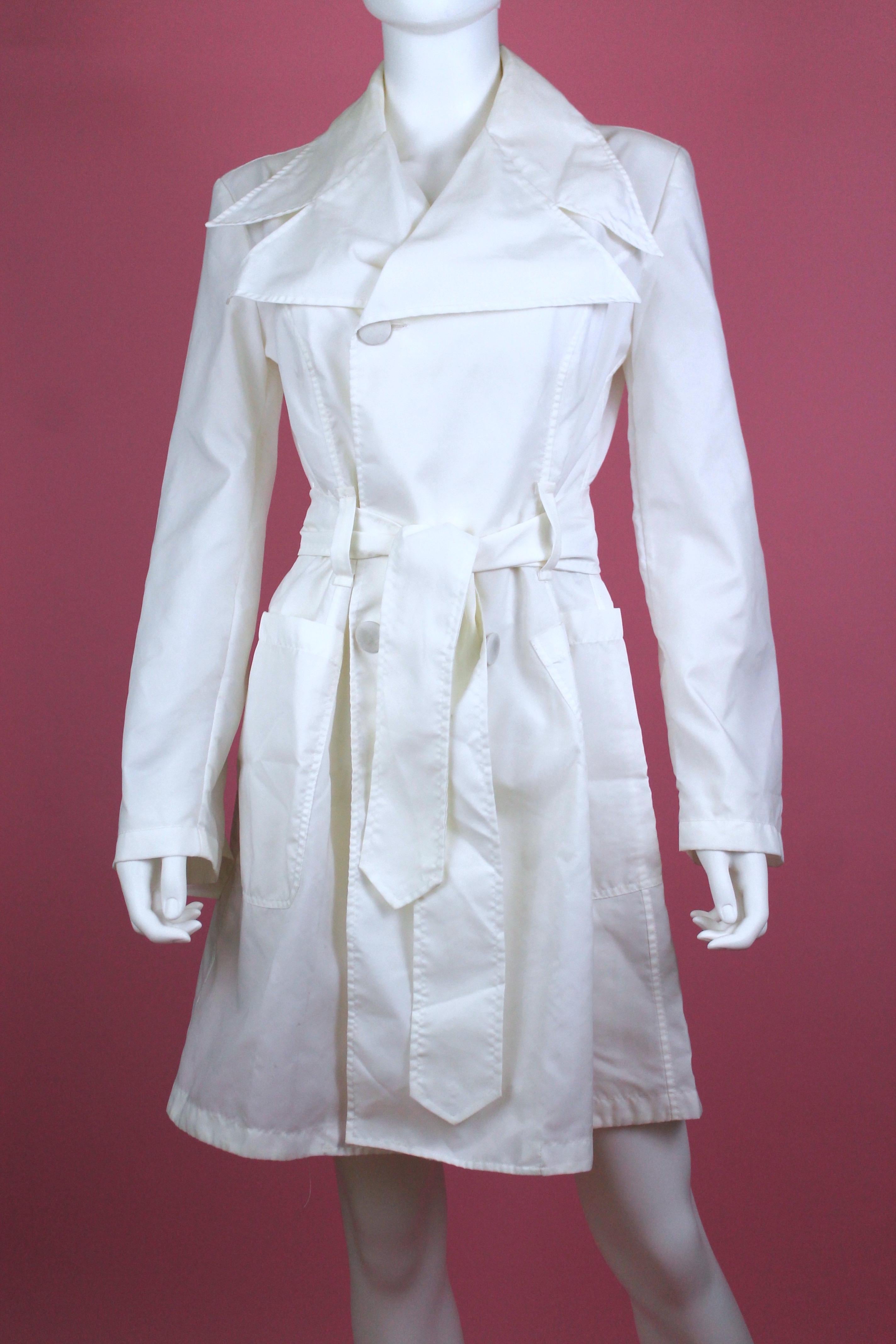 -White D&G double breasted trench coat with belt
-Has big logo on the upper, center back.
-Lightweight and waterproof
-Sized US 6 / IT 42 
-Made in Italy

Approximate Measurements
-Total length: 37