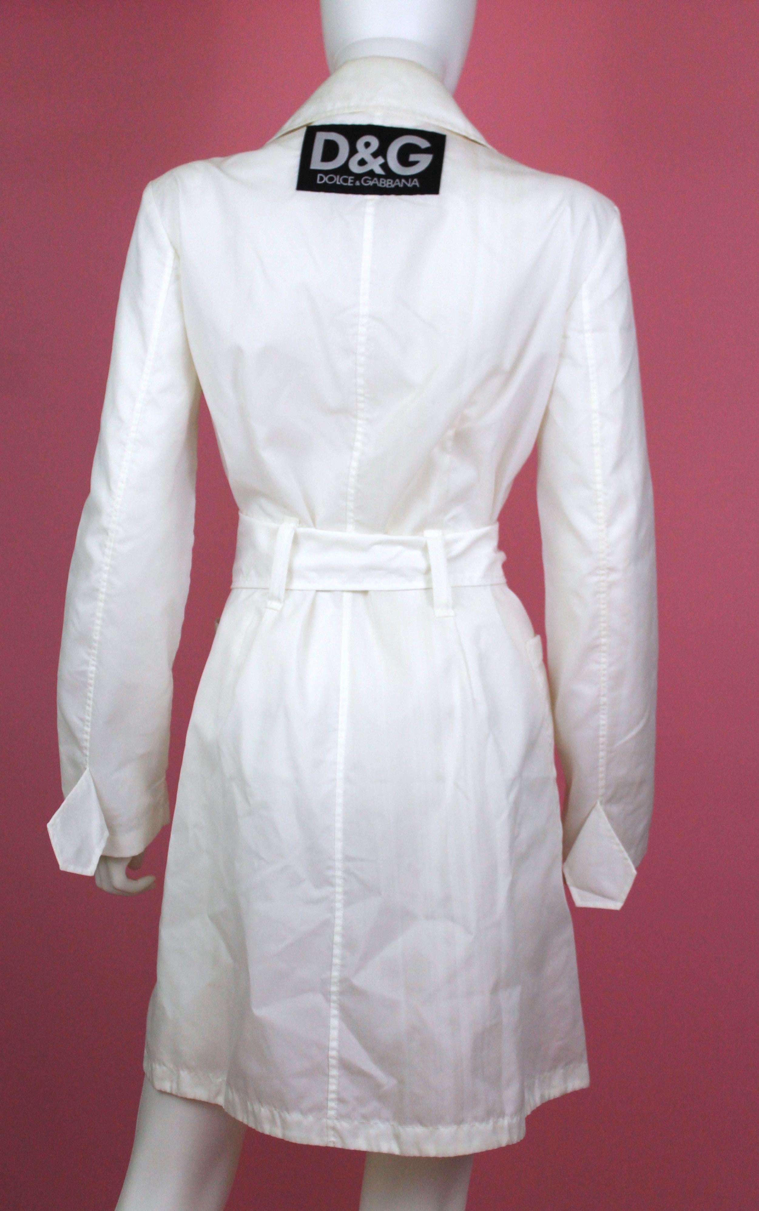 Dolce & Gabbana Optical White Belted Trench Coat Size US 6 In Good Condition In Los Angeles, CA