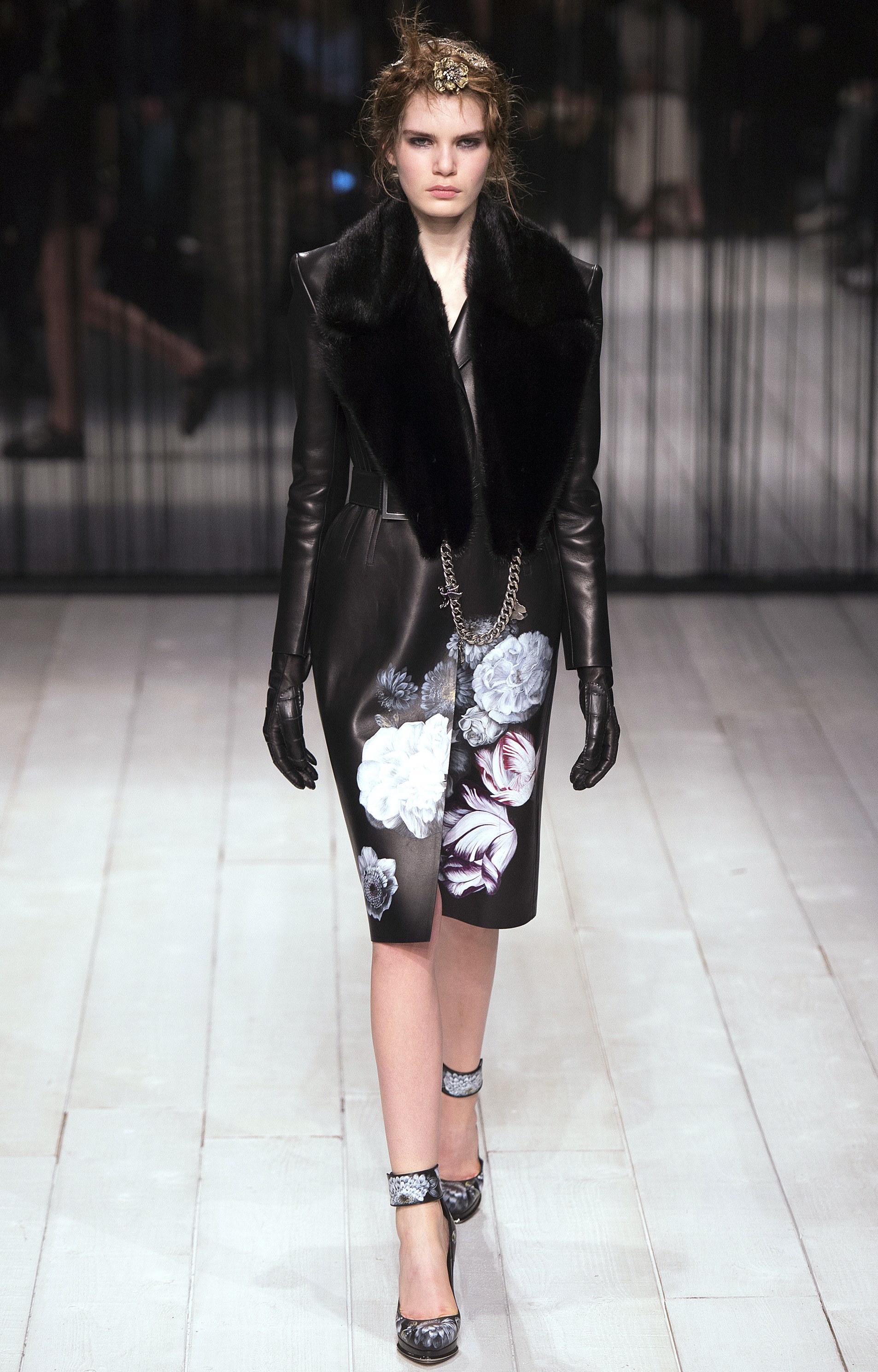 -Beautiful coat of lamb leather with hand-painted flowers, from Alexander McQueen Autumn / Winter 2016. 
-Has peaked shoulders, double breasted, and flowers at the bottom hem and flowers on the chest
-Sized US 4 / IT 40
-Made in Italy

Approximate