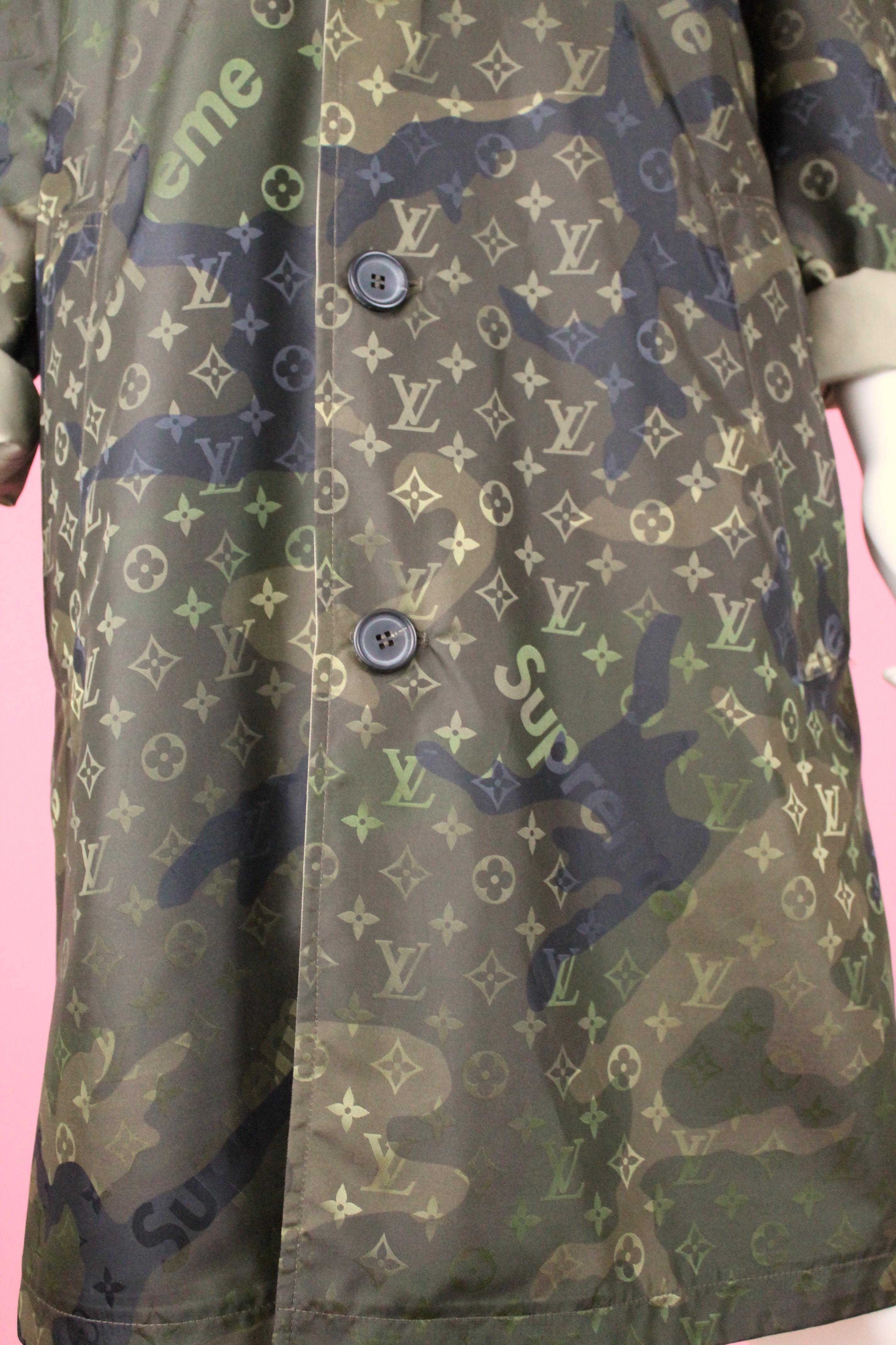 -Incredibly rare and sought after trench coat from Louis Vuitton Supreme collaboration of Autumn Winter 2017
-Trench is reversible, camouflage print features holographic LV monogram and SUPREME logo. Khaki side has underside that shows print and