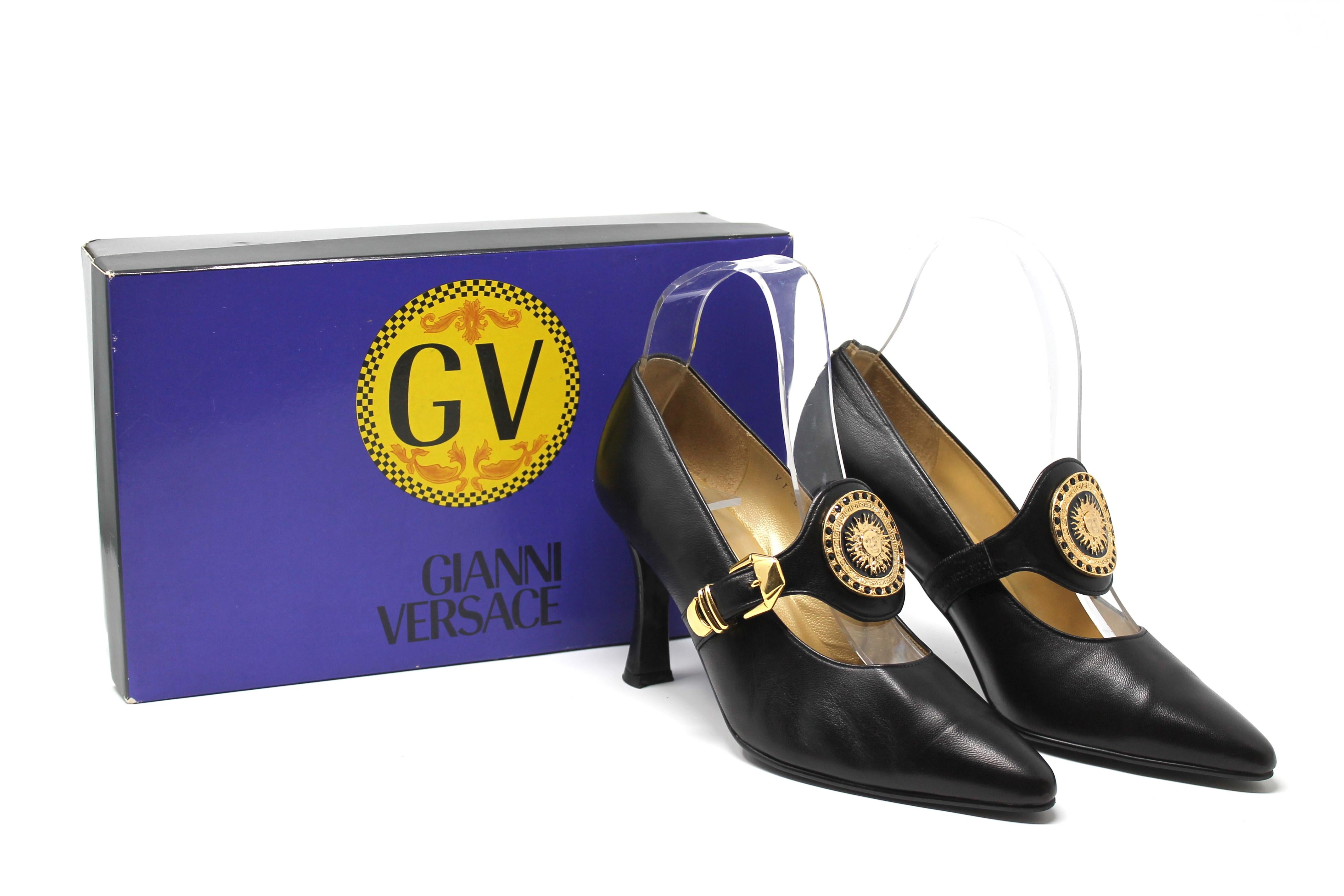 -Beautiful pair of Gianni Versace shoes in classic Mary Jane style
-Feature bold sun medallion and gold hardware accents 
-Shoes come in original box, worn once for a photo shoot 
-Made in Italy, 100% leather

-Size 35.5 Italian / US 5.5 
-Heel
