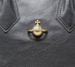 Vivienne Westwood Extra große Bowlertasche aus echtem Leder mit Messingkugel