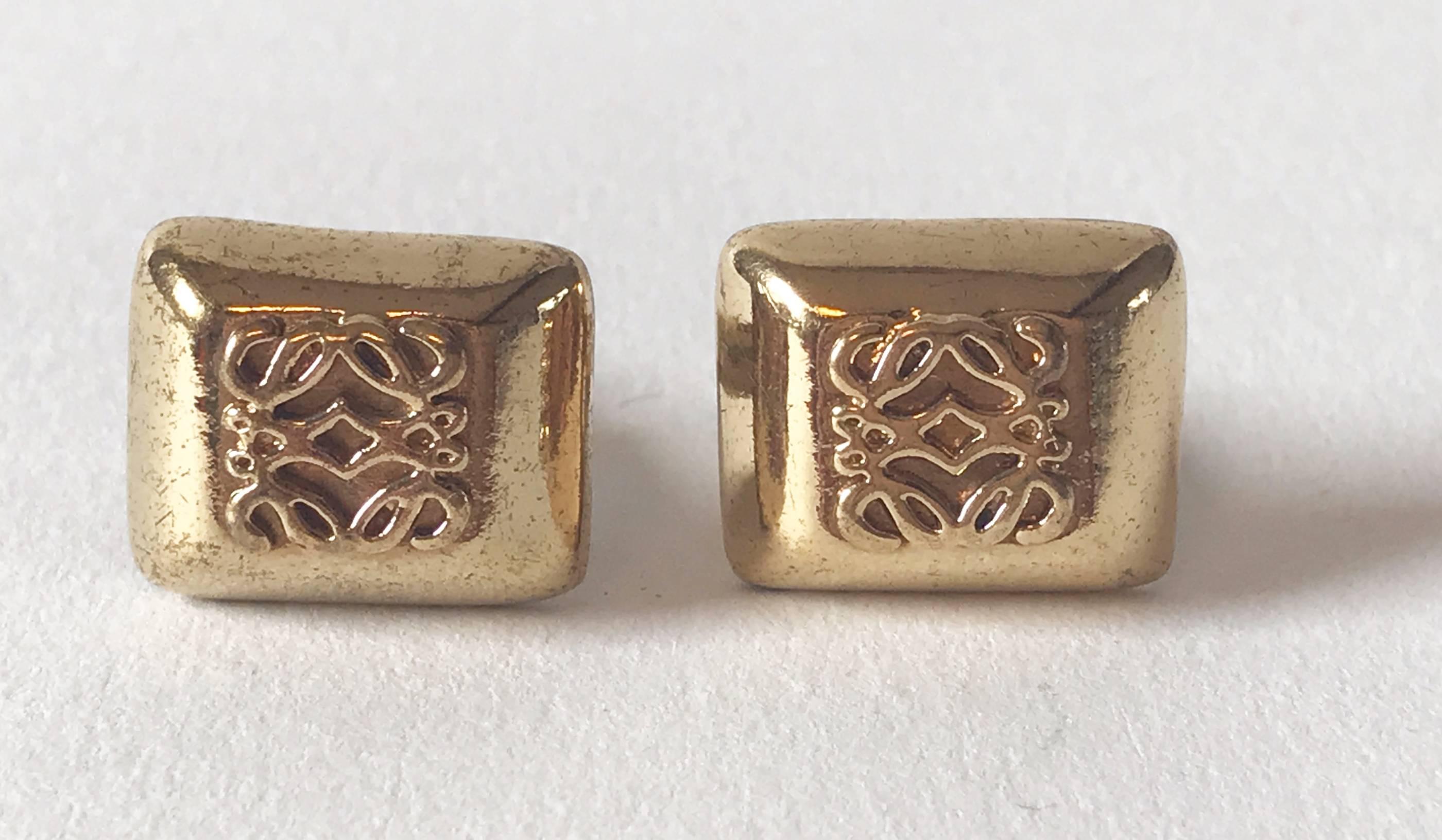 Cufflinks with the shape of truncate Pyramis crown with the Loewe logo filigree.

Dimensions:
L 1,90 cm X W 1,60 cm, Piramis depth is 0,75 cm including the pin open 2,75 cm
