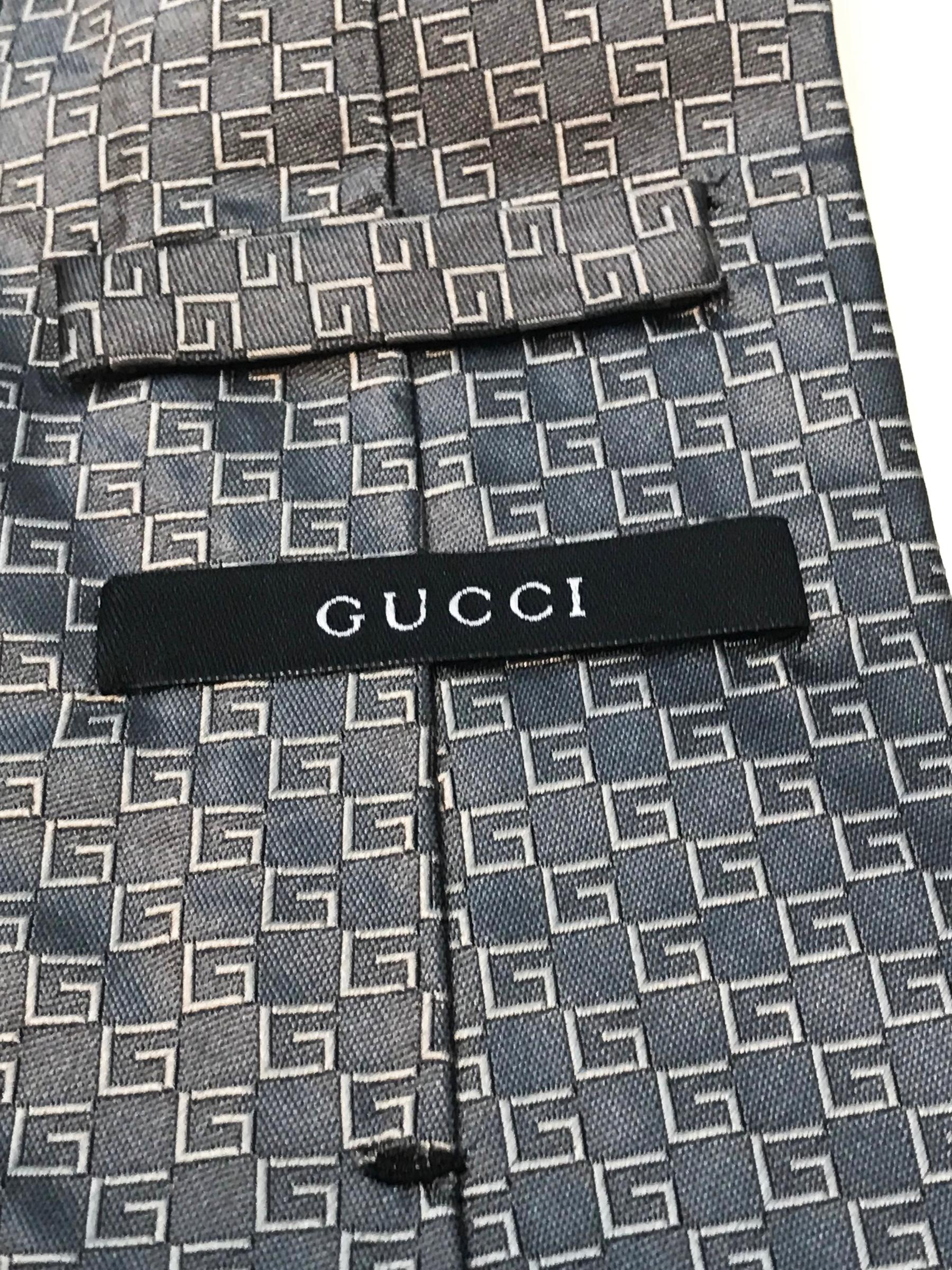 Men's Gucci silver tie. For Sale