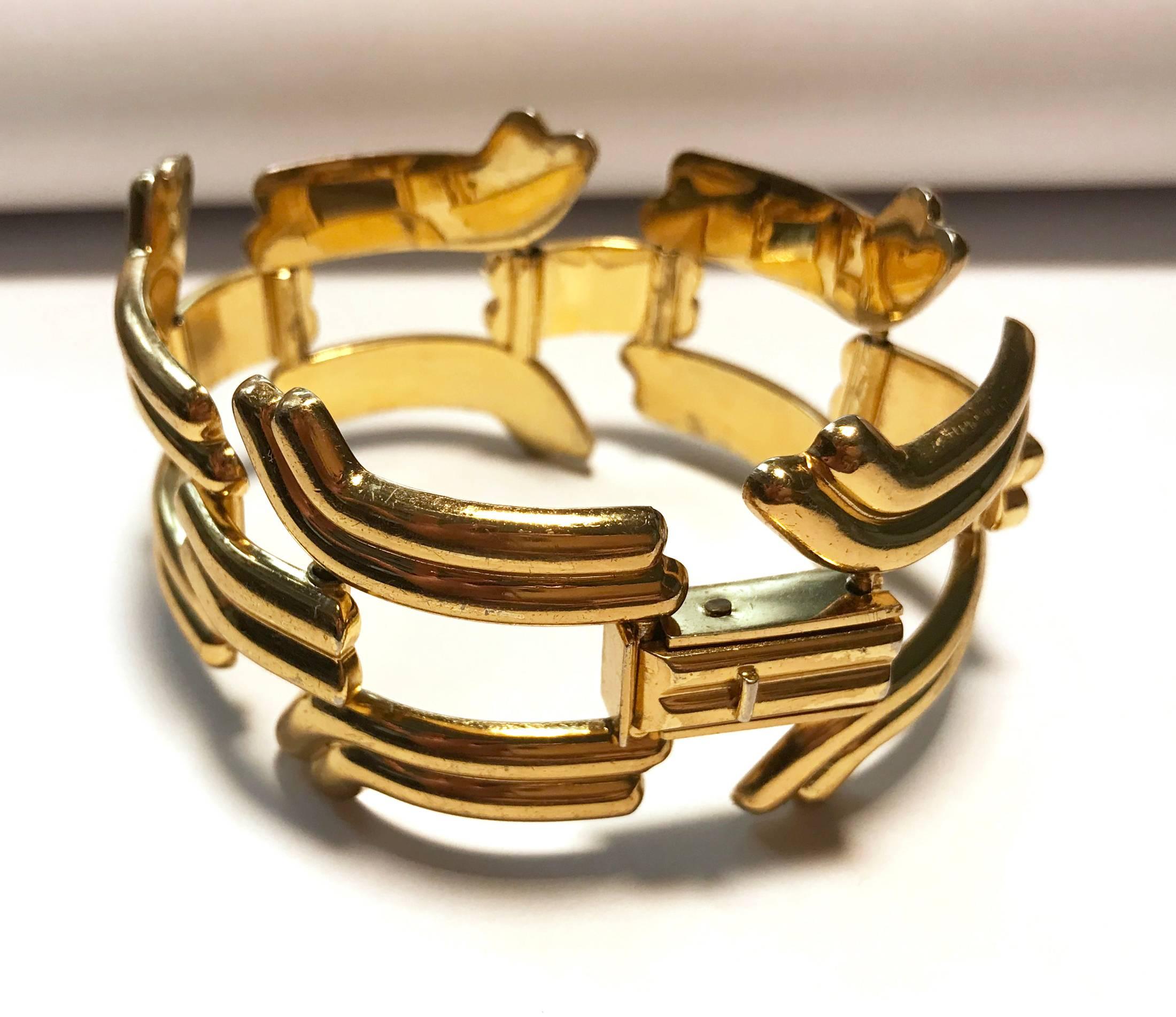 1940's style gilt metal LOEWE bracelet. In Good Condition For Sale In Bilbao, ES